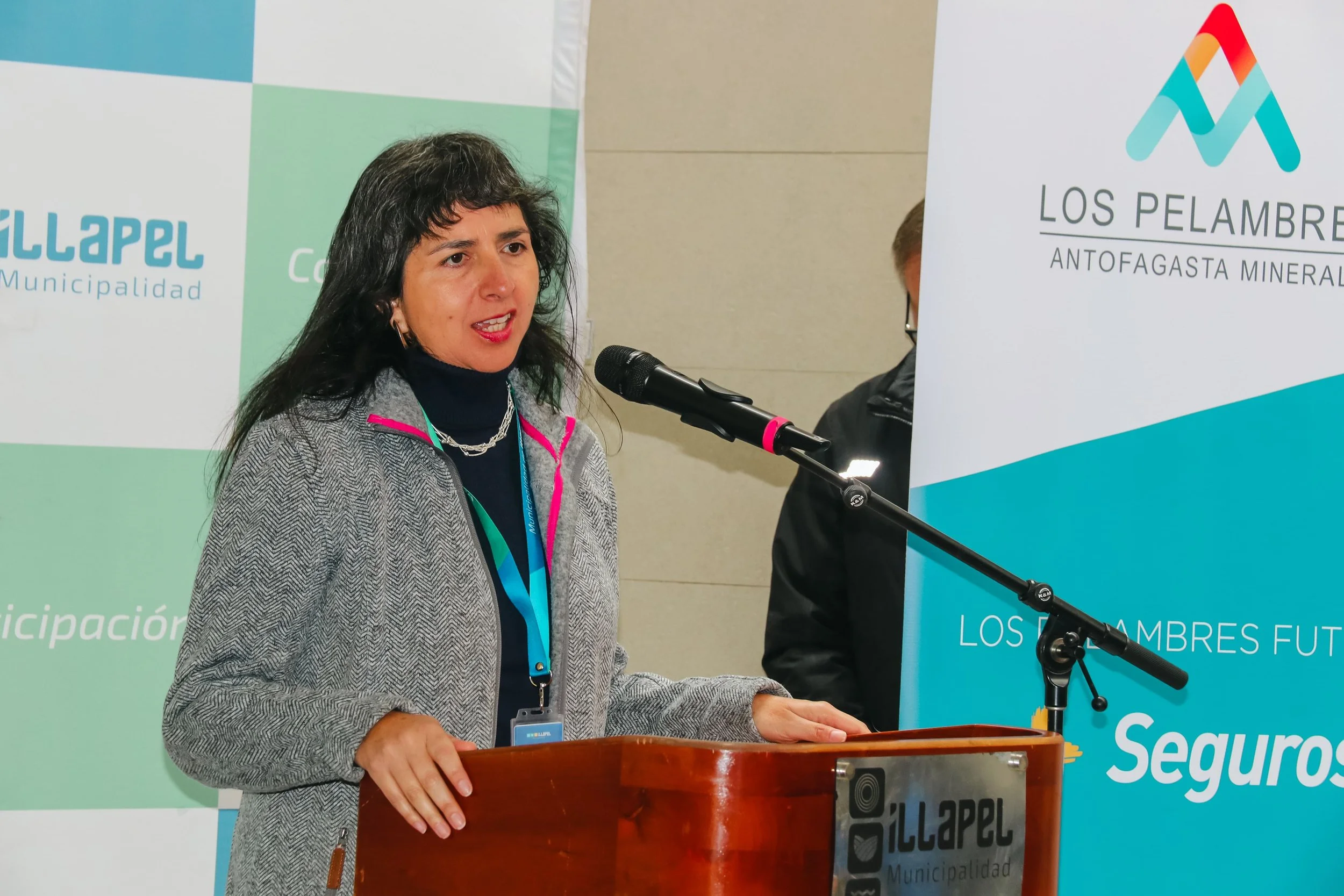 somos-choapa-emprende-illapel-fpresentacion-persona-podio.jpg