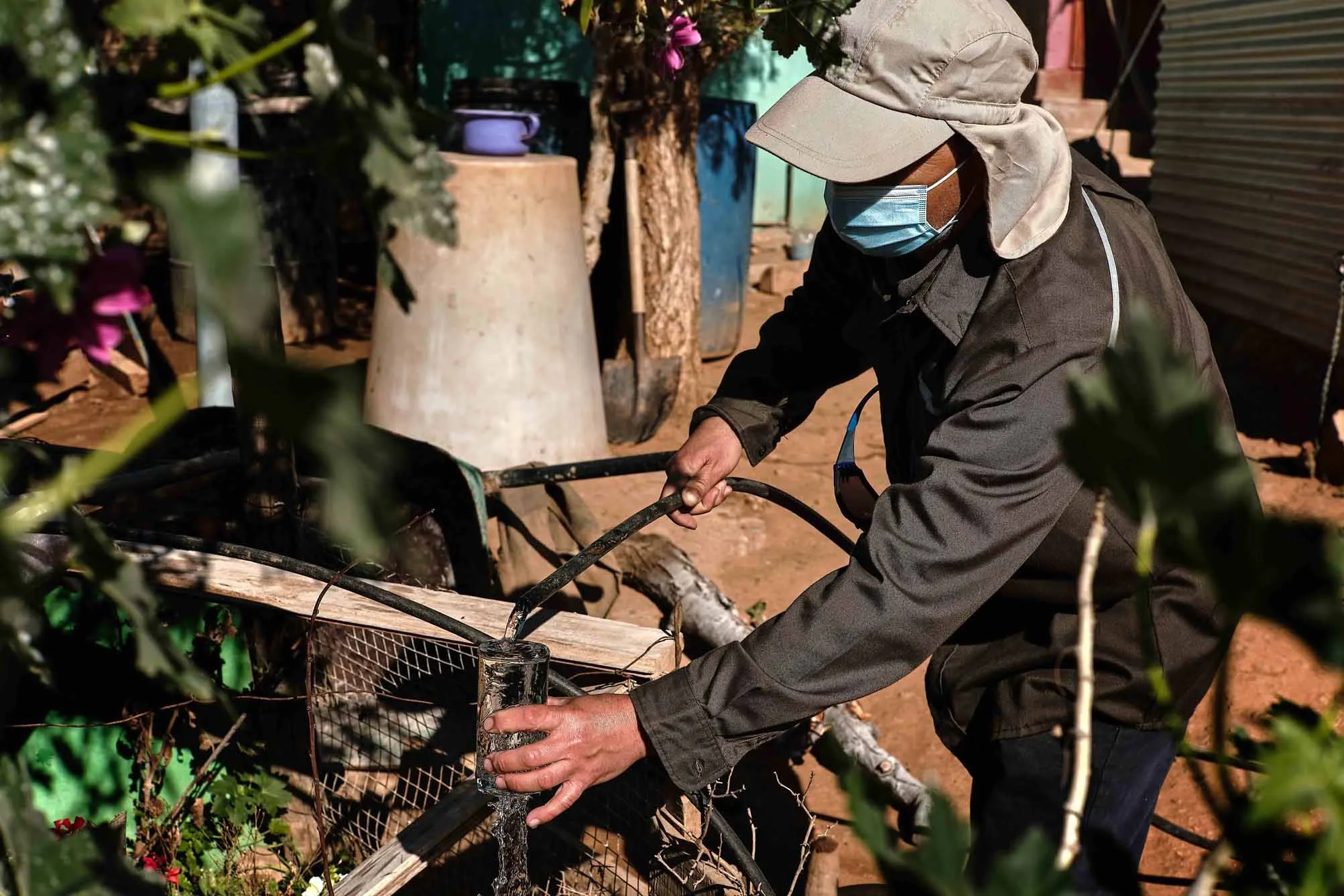 somos-choapa-canela-agua-potable-rural-hombre-campesino-regando.jpg