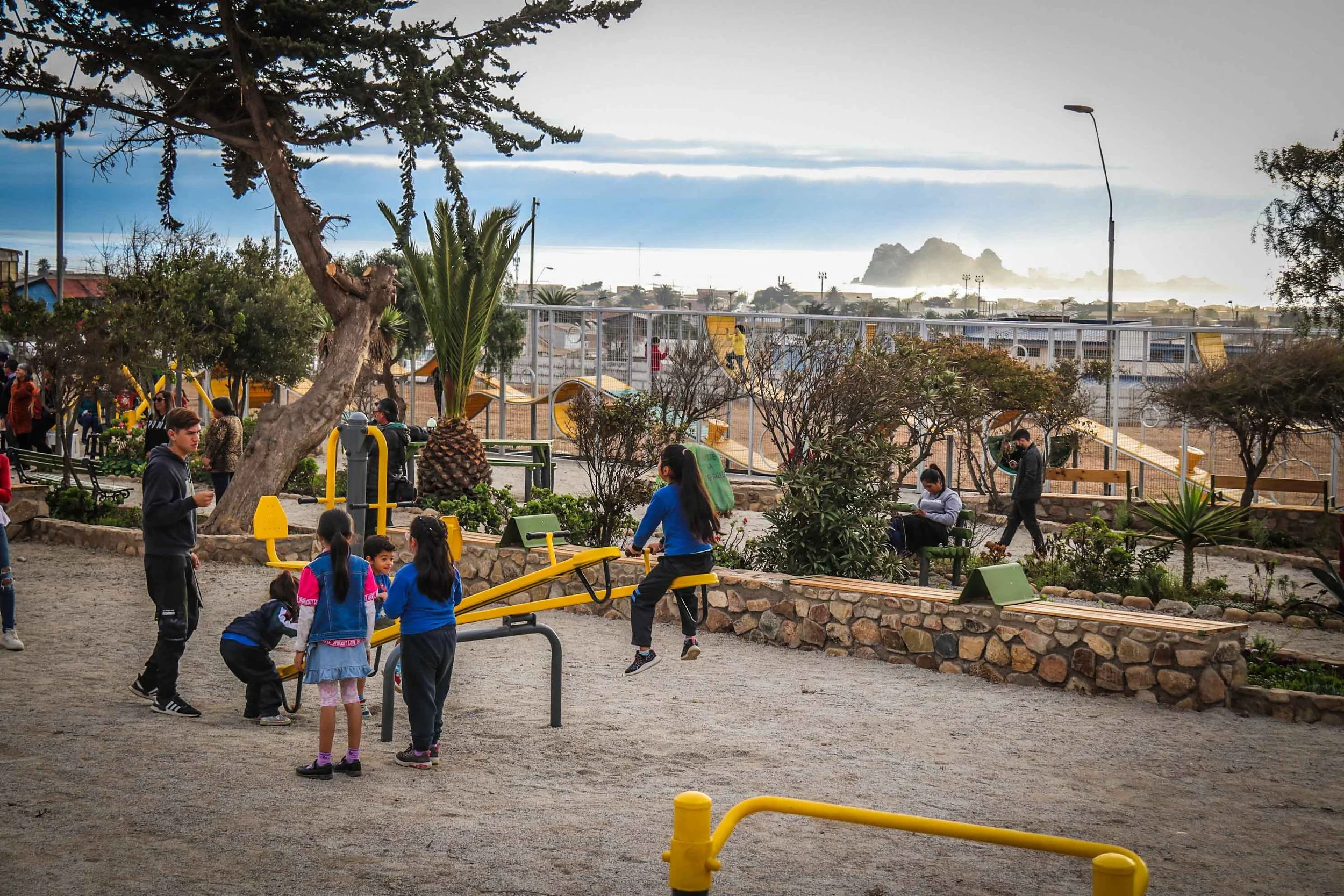 somos-choapa-inauguracion-plaza-ignacio-carrera-pinto-los-vilos-juegos-infantiles-vista-playa.jpg