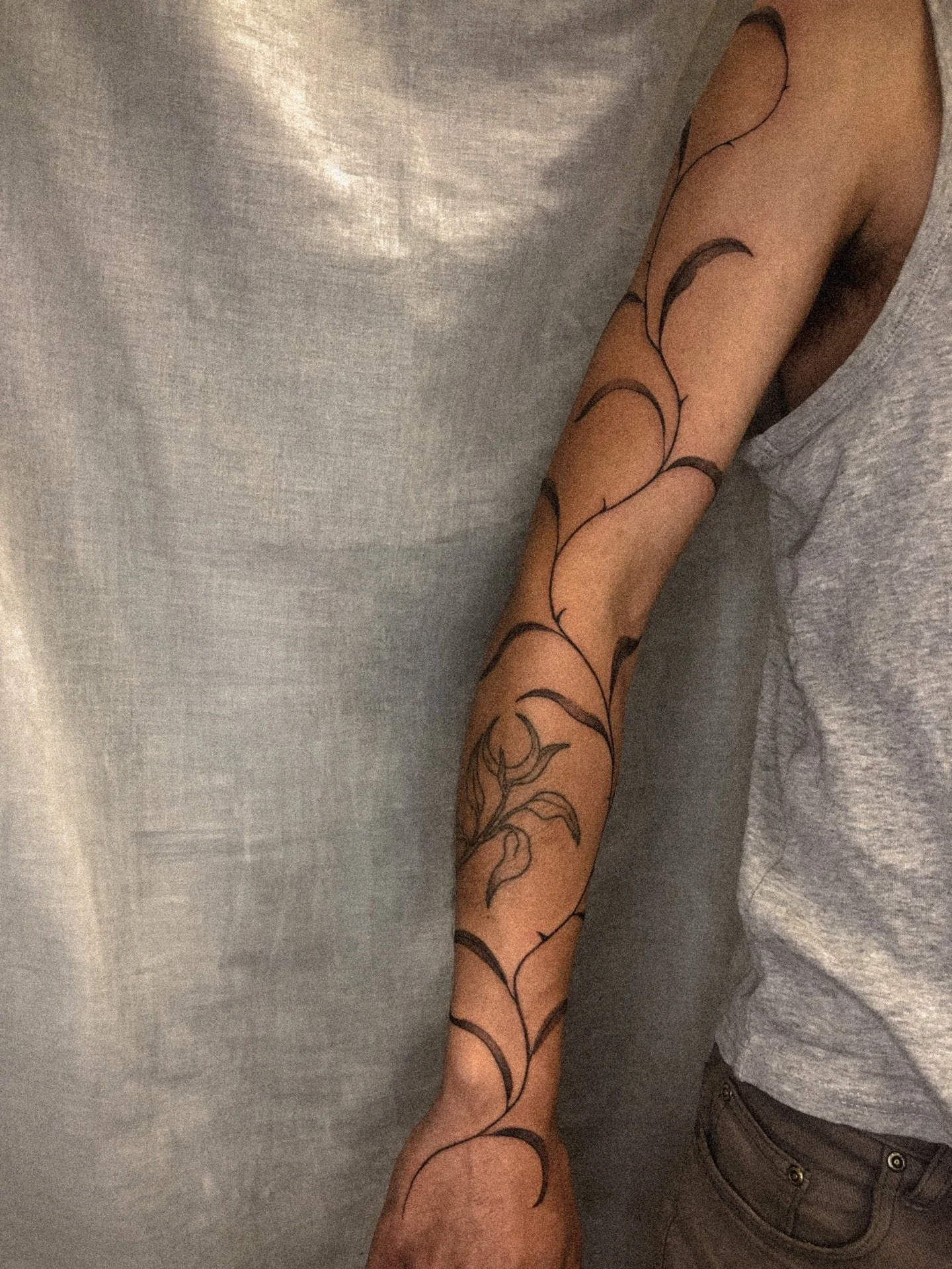 Tatouage r&eacute;alis&eacute; enti&egrave;rement en free hand! 🌱 C&rsquo;&eacute;tait un peu une premi&egrave;re pour moi, merci Lucas pour ta confiance 🌿

Tatouage r&eacute;alis&eacute; chez @le_cabinet_noir 

#tattoo #tatouage #floraldesign #tat