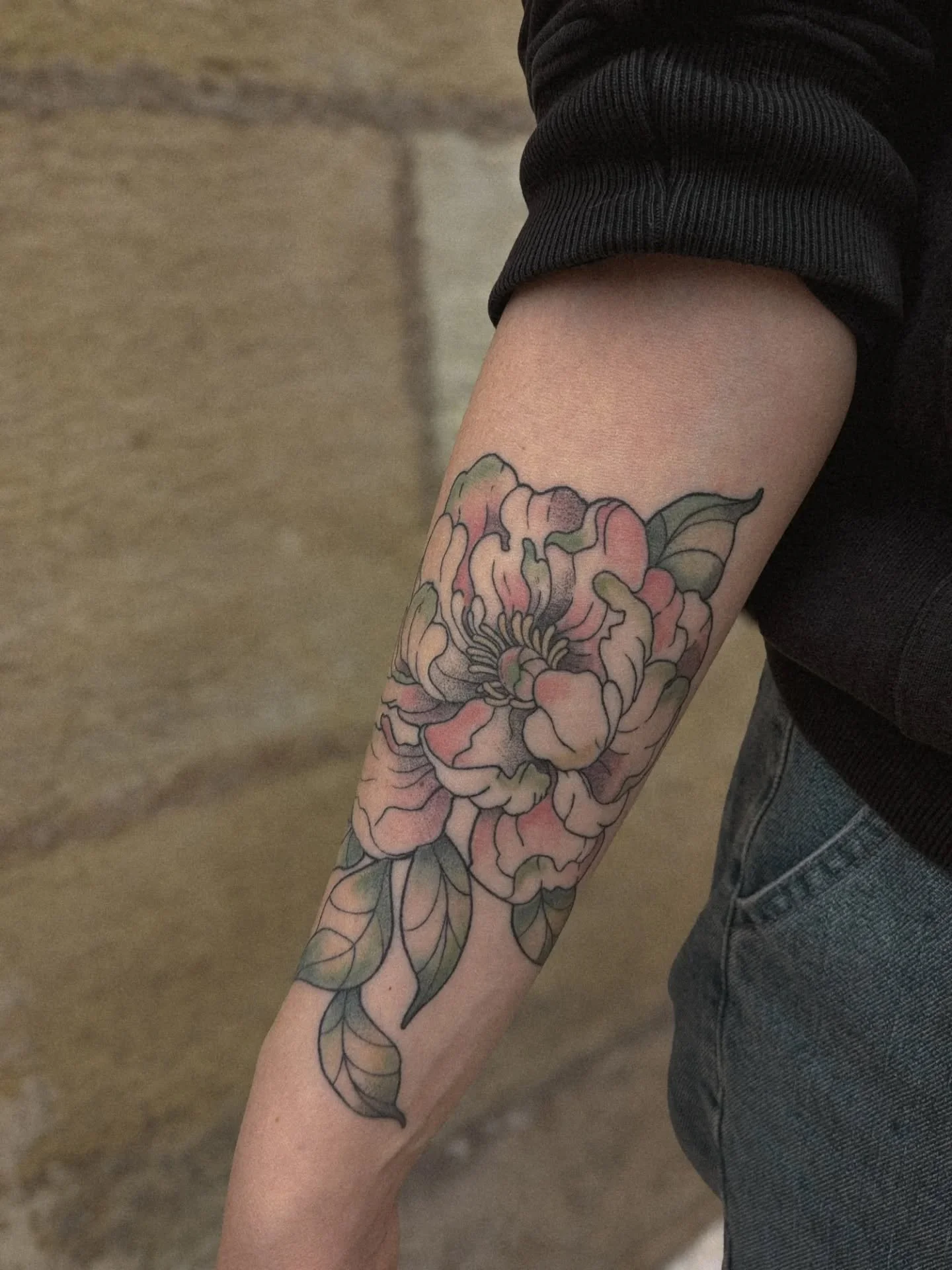 🌸 Voici mes premiers essais en couleur cicatris&eacute; sans retouches!!! Lysandre souhaitait une pivoine dans mon style, avec des touches de couleur qui &eacute;voquent l&rsquo;aquarelle, subtilement adoucies. Merci de m'avoir fait confiance 🌸✨

T