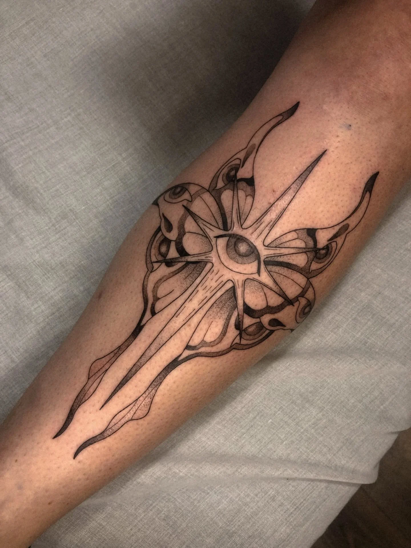 Merci beaucoup &Eacute;milie de m'avoir confi&eacute; ton projet. J'ai ador&eacute; dessiner tes id&eacute;es et j'ai ador&eacute; tatouer ce motif!! 🦋

1- tatouage apr&egrave;s la sc&eacute;ance 
2- tatouage cicatris&eacute; sans retouches
3- stenc