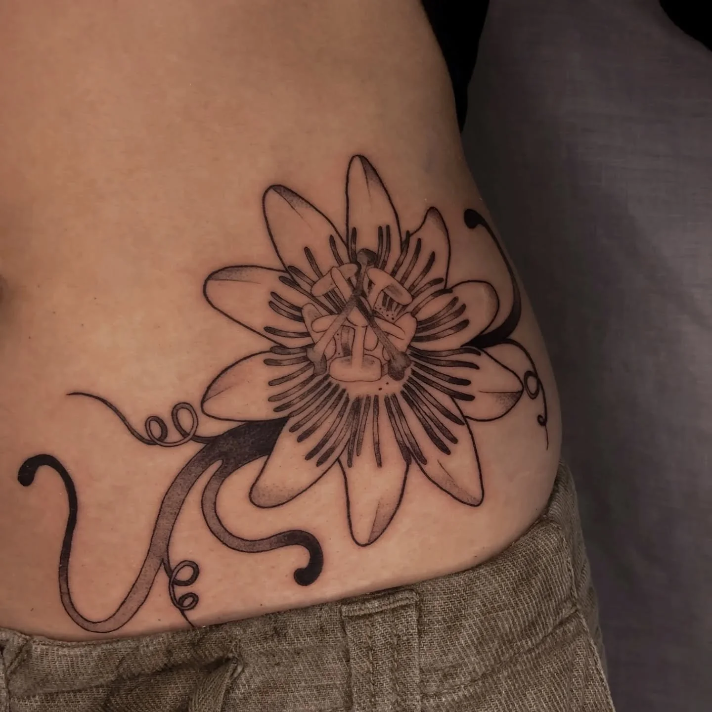 Merci beaucoup Lison de m&rsquo;avoir confi&eacute; ton projet pour ton deuxi&egrave;me tatouage avec moi !! J&rsquo;ai ador&eacute; dessiner tes id&eacute;es !! Tu as &eacute;t&eacute; d&rsquo;une force incroyable pour supporter cette longue s&eacut