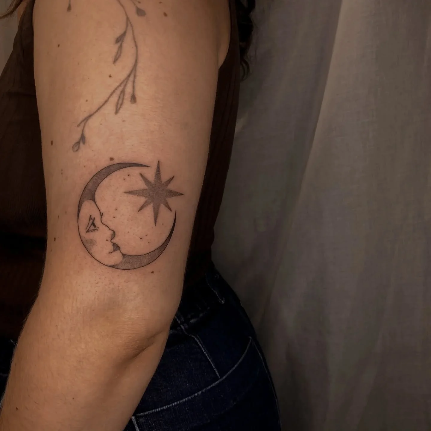 Merci beaucoup Ava d'avoir adopt&eacute; ce p'tit flash 🌜

Tatouage r&eacute;alis&eacute; chez @le_cabinet_noir 

#tattoo #tatouage #floraldesign #tattooofinstagram #tattooftheday #artnouveau #tourstatouage #tattootours #tours #artnouveautattoo