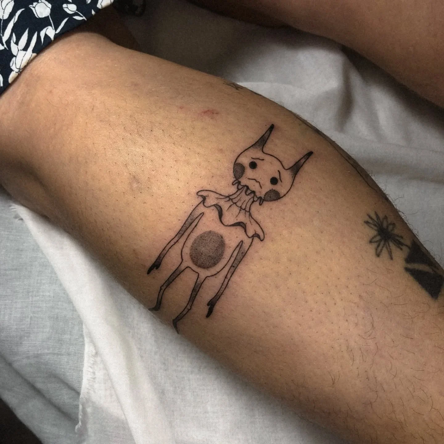 Merci beaucoup, Paulin, d&rsquo;avoir adopt&eacute; ce petit bonhomme trop choupi, qui n&rsquo;attendait que toi pour &ecirc;tre adopt&eacute;. 🖤

Tatouage r&eacute;alis&eacute; chez @le_cabinet_noir 

#tattoo #tatouage #floraldesign #tattooofinstag