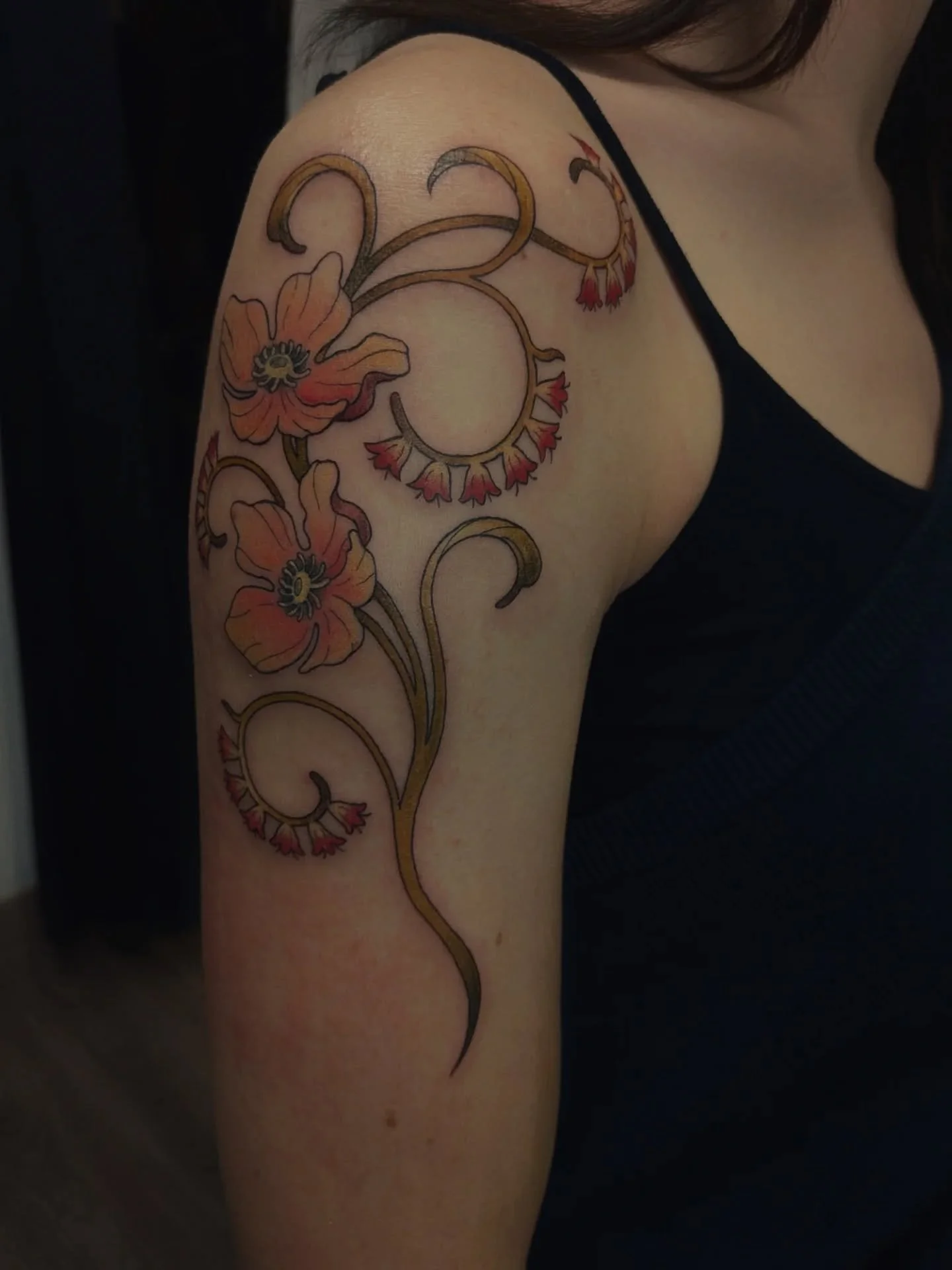 Merci beaucoup Lou de m&rsquo;avoir confi&eacute; ton projet. J&rsquo;ai ador&eacute; le dessiner et le tatouer !!
J&rsquo;adore voir mes tatouages se remplir de couleurs.
Confiez-moi vos projets en couleur ✷

1 &agrave; 3 &ndash; tatouage apr&egrave