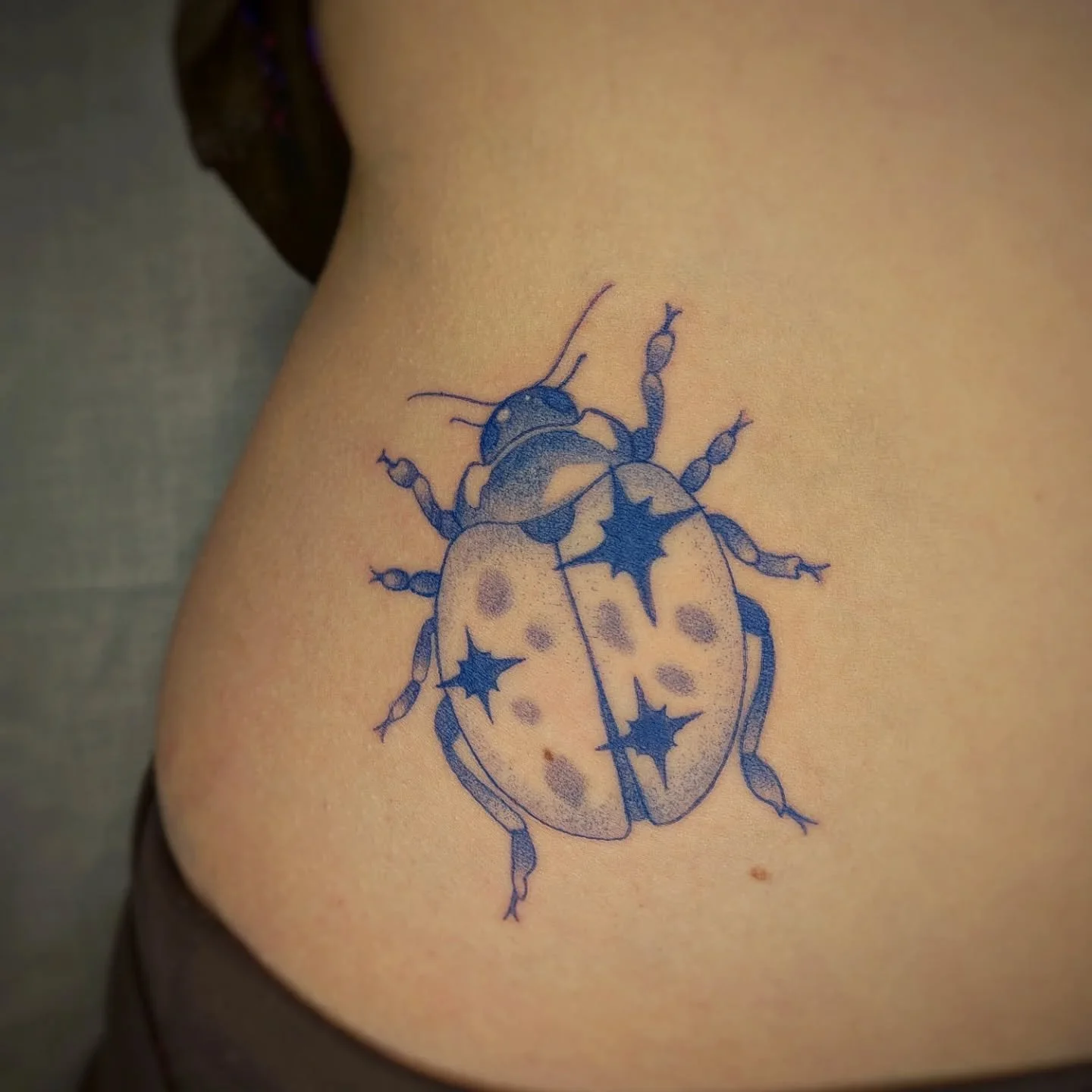 Merci beaucoup Mae de m&rsquo;avoir confi&eacute; ton projet.
J'ai ador&eacute; tatouer tout en bleu ! Je serais tr&egrave;s heureuse d'en r&eacute;aliser d'autres !! 

1 &ndash; 2 Tatouage tout frais
3 &ndash; Tatouage cicatris&eacute; sans retouche