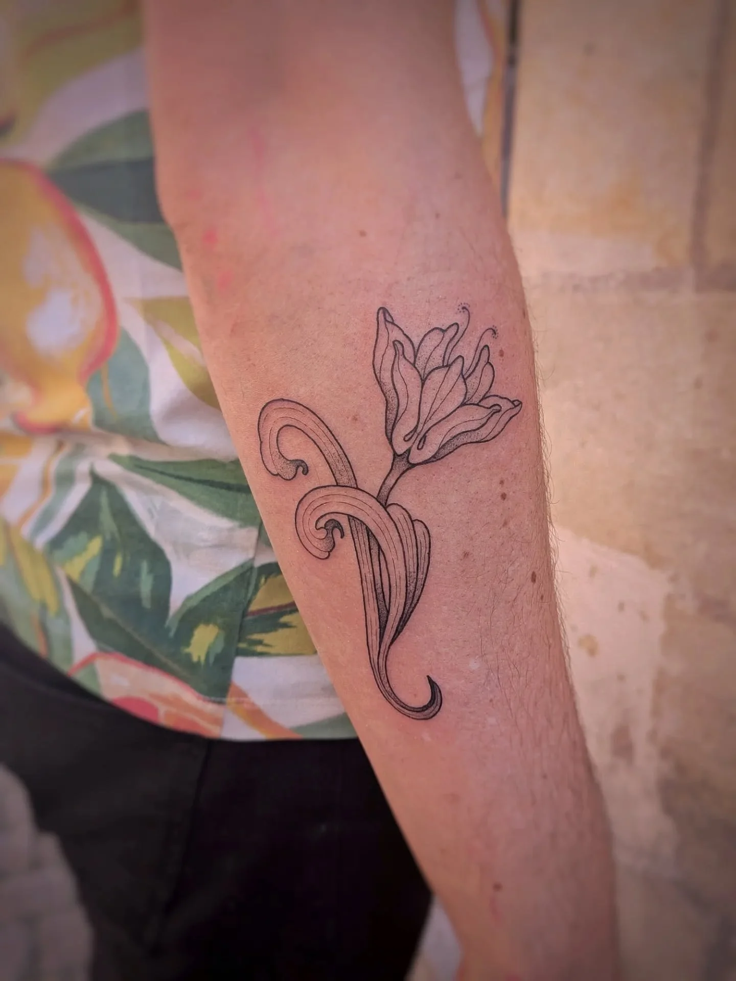 Merci beaucoup Maxime d&rsquo;avoir adopt&eacute; ce flash 🌜🌷

Tatouage r&eacute;alis&eacute; chez @le_cabinet_noir 

#tattoo #tatouage #floraldesign #tattooofinstagram #tattooftheday artnouveau tourstatouage tattootours tours artnouveautattoo