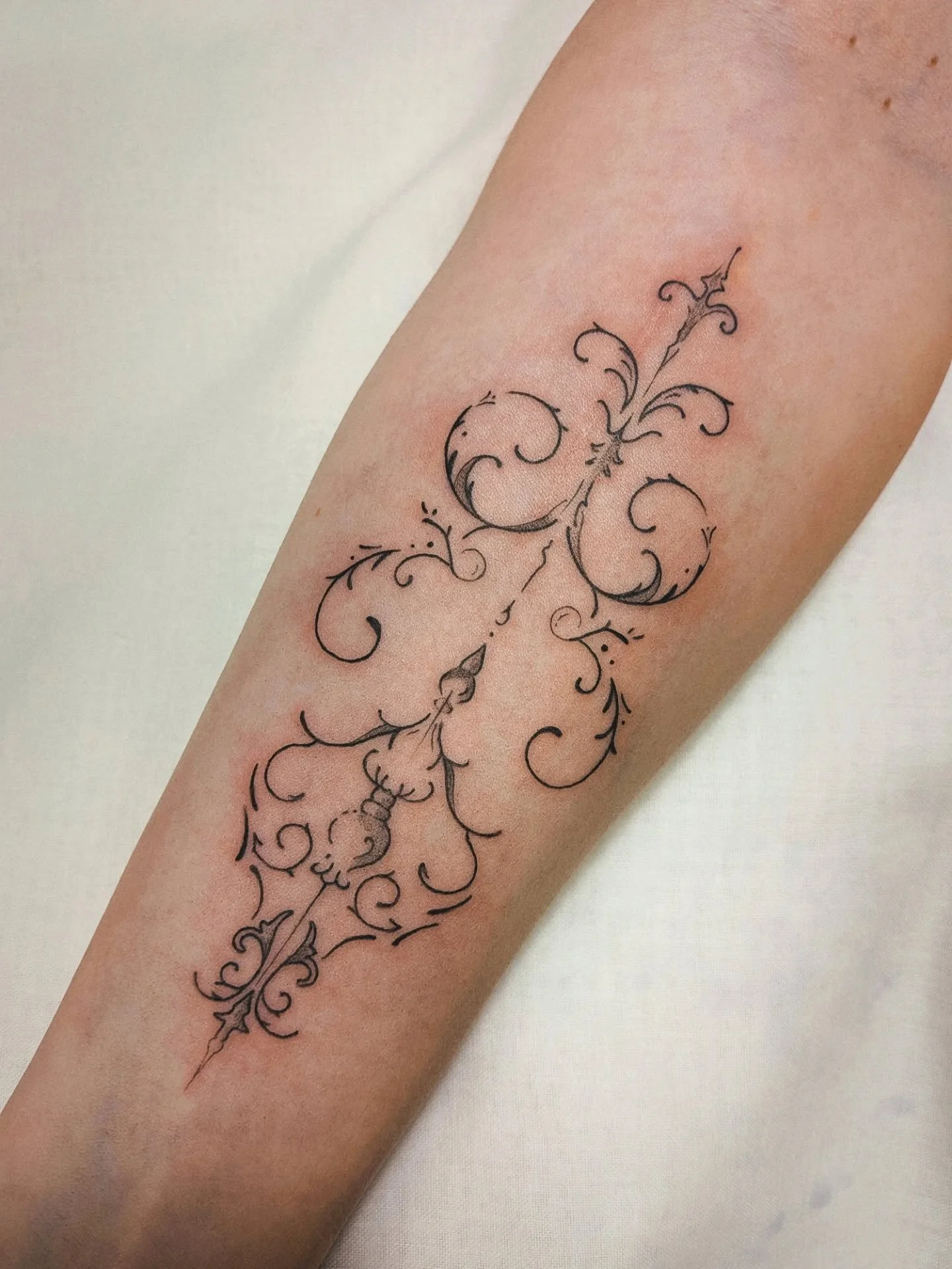 ✷ Merci beaucoup Juliette de m'avoir confi&eacute; ton projet ✷

Tatouage r&eacute;alis&eacute; chez @le_cabinet_noir

#tattoo #tattooartnouveau
#floraldesign #tattooofinstagram #tattooftheday