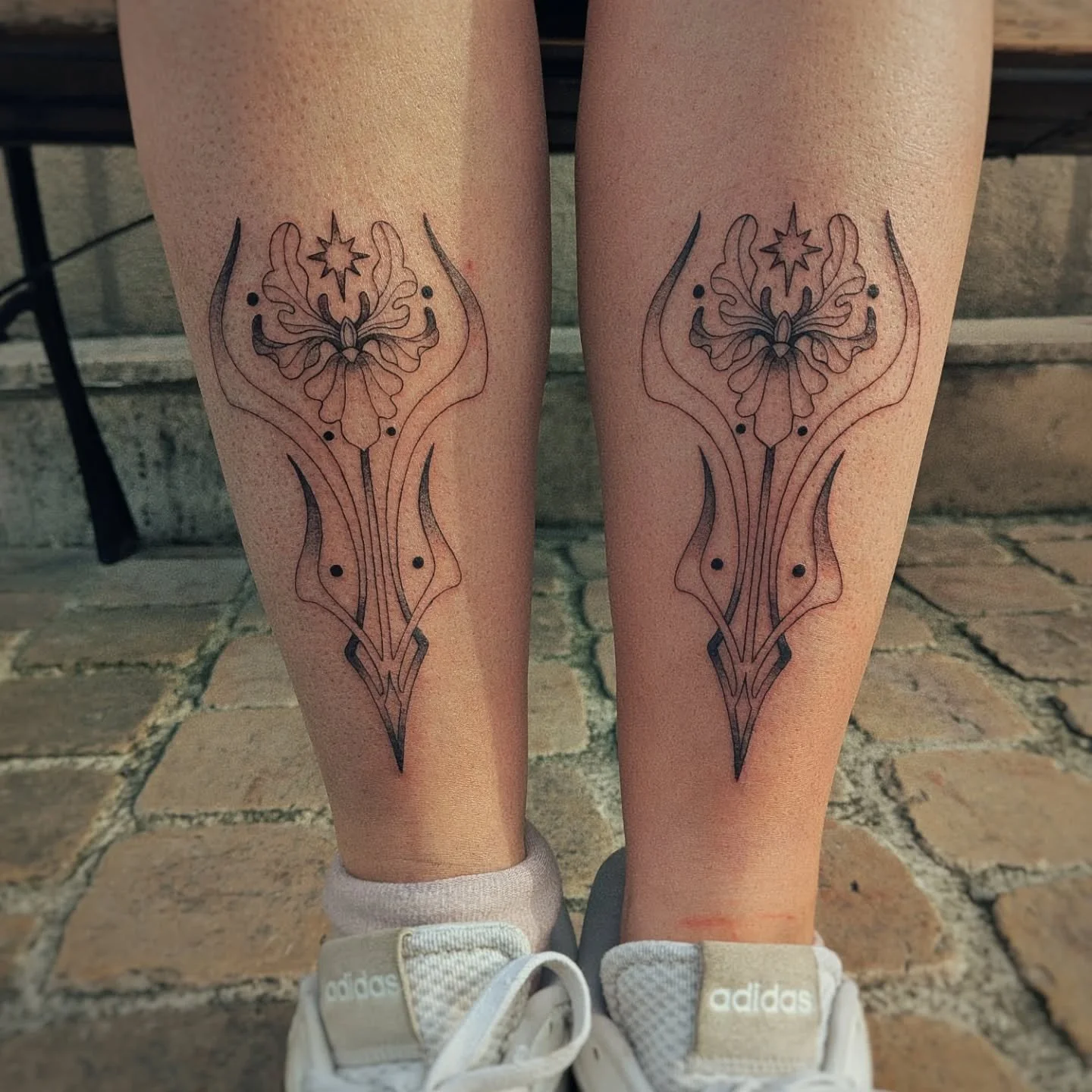 ✷ Merci beaucoup Ninon de m'avoir confi&eacute; tes tibias!!! J'aime tellement ce type de projet!!! ✷

Tatouage r&eacute;alis&eacute; chez @le_cabinet_noir

#tattoo #tattooartnouveau
#floraldesign #tattooofinstagram #tattooftheday
