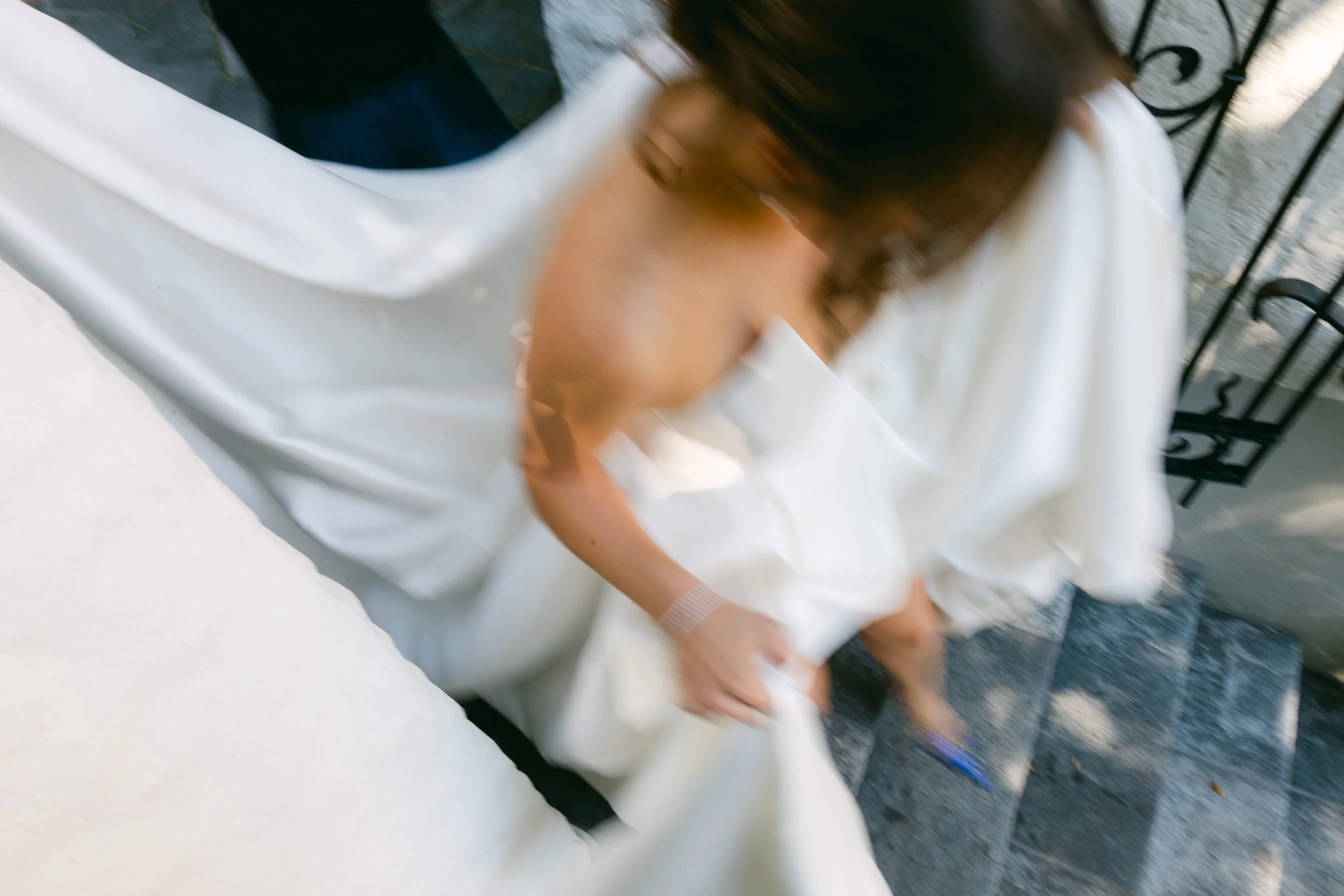 Eine Braut läuft in ihrem Brautkleid die Treppe herunter.