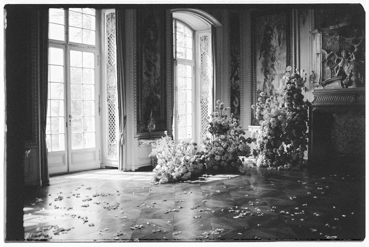 Ein heller grosser Raum ist gefüllt mit Blumen.