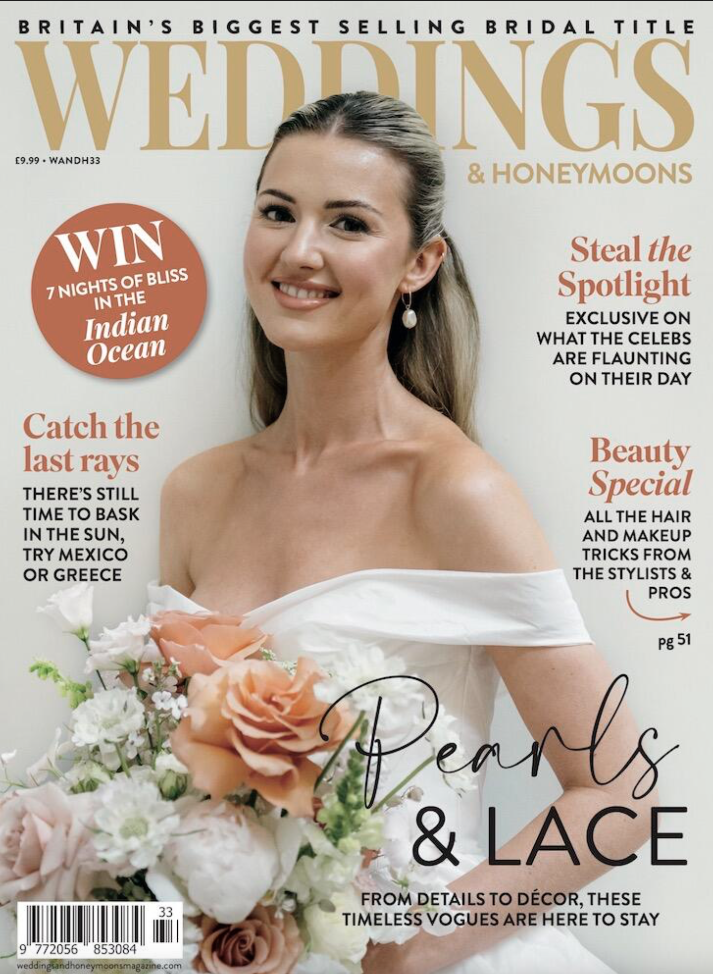 Eine Braut steht vor einer beigen Wand mit einem Brautstrauss.