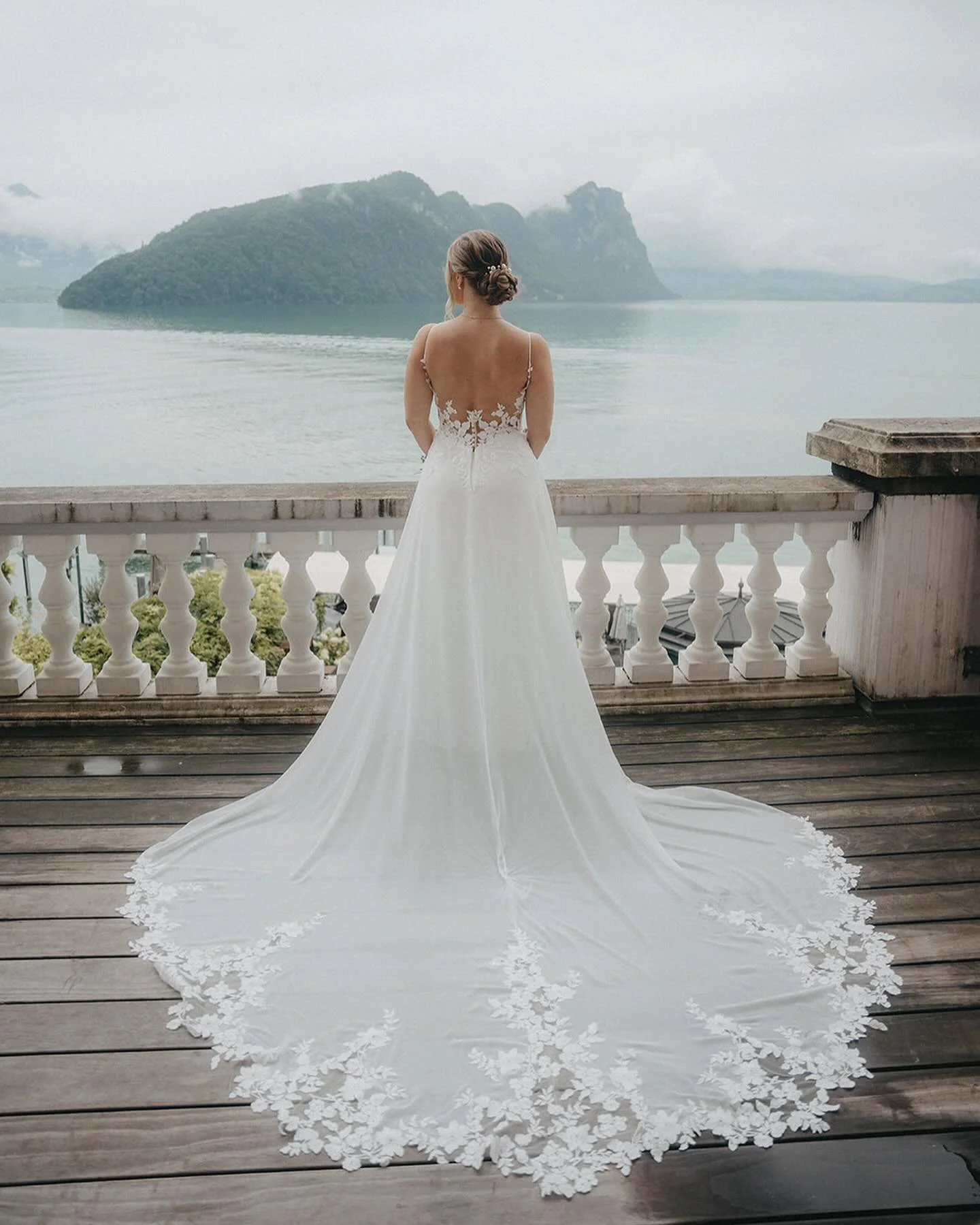 When pictures speak louder than words&hellip; what a wedding to remember 💍🤍

Looking back on the truly magical moments of S &amp; S&rsquo;s special day 
.
.
Photography: @julietroxler.ch
Venue: @vitznauerhof
Flowers: @finestdecor.ch
Music: @marisha