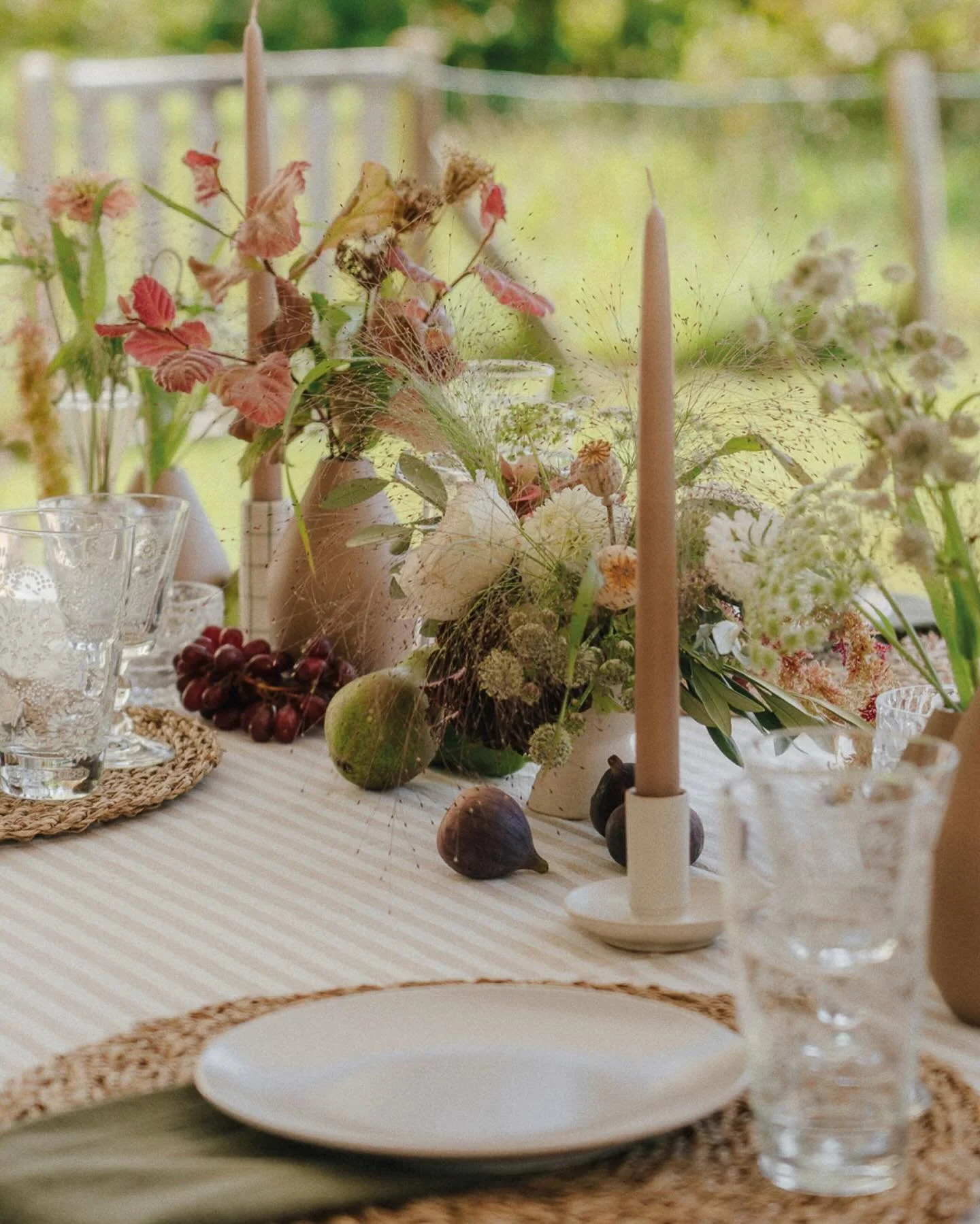 A garden moment wrapped in autumn warmth &mdash; golden hues, ripe figs &amp; soft romance.

A season to fall for, again and again🍂🍐🍇

#fallinspo #finestdecor #autumnflowers #falltablescape #gardenmoments #seasonalstyling