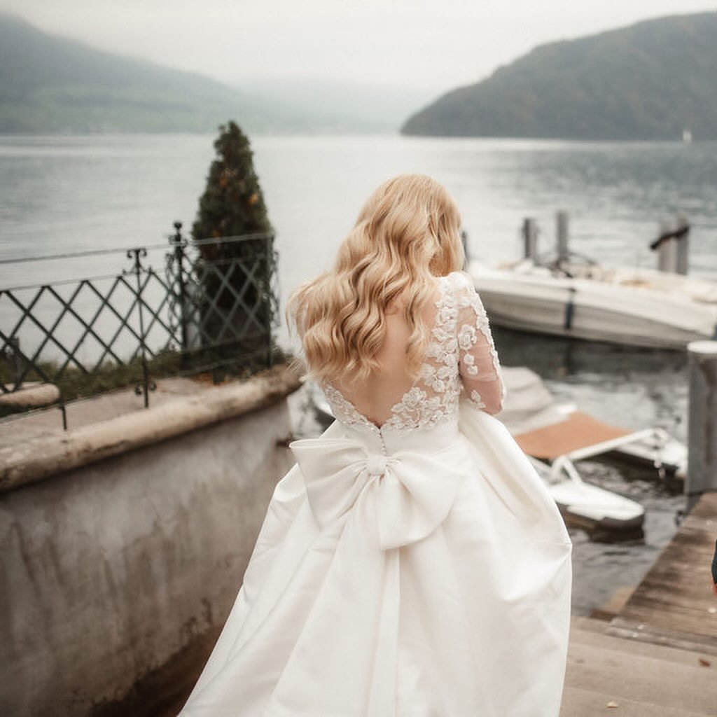 Who wouldn&rsquo;t want to marry in Switzerland?
From lake arrivals, Alphorn music and fireworks over one of the most beautiful lakes in the country &mdash;

tell me a more magical place to say yes.
.
. 

Photography: @trice_lightsource 
Venue: @vitz