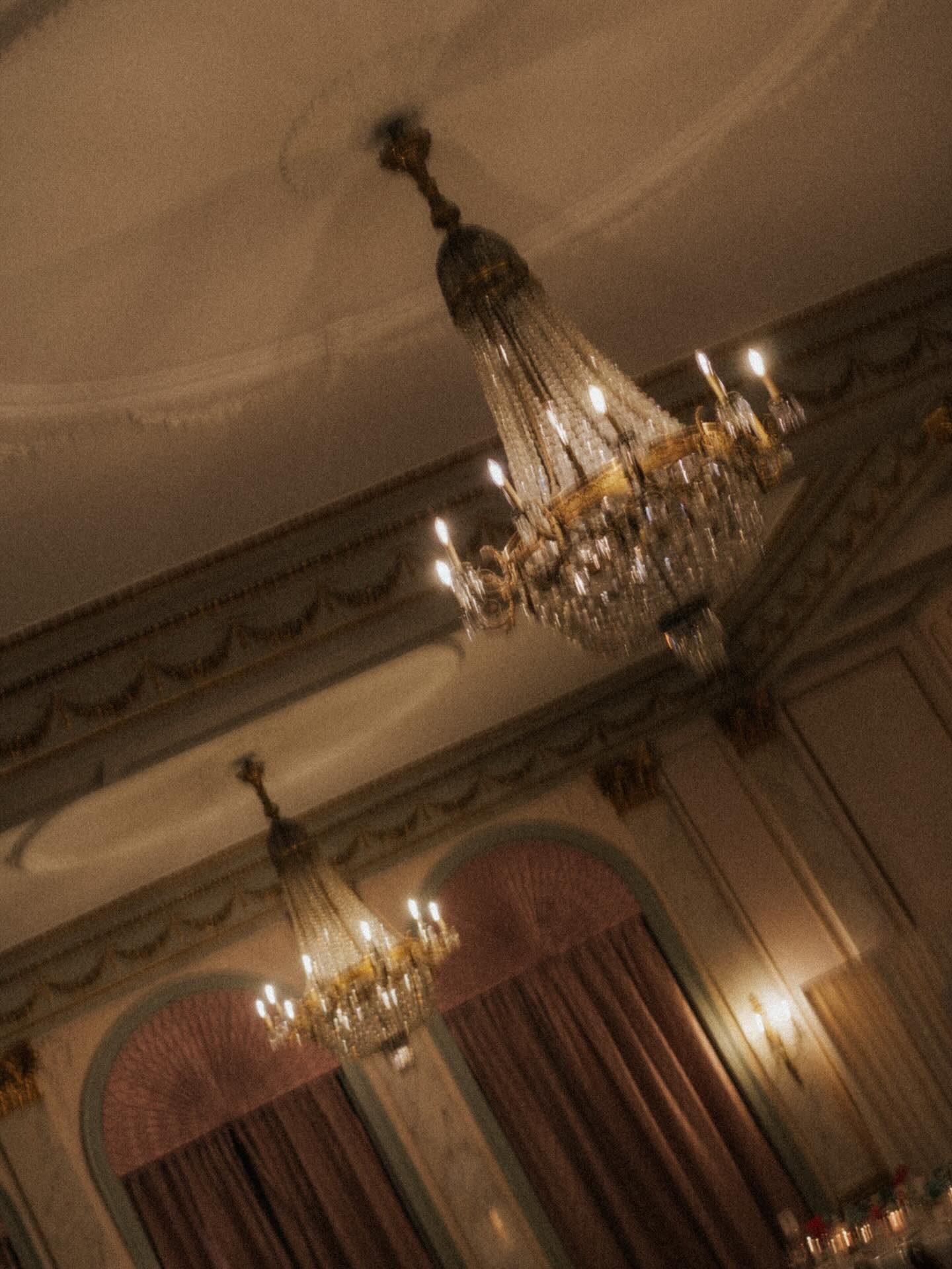 A moment for this quiet drama in decor.

The floral arrangements for B&amp;J&rsquo;s wedding day:
Venue: @schweizerhof_luzern 
Decor: @finestdecor.ch