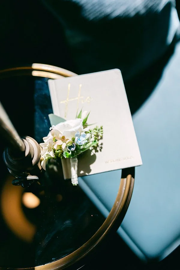 Ein Anstecker liegt auf einem schwarzen Tisch.