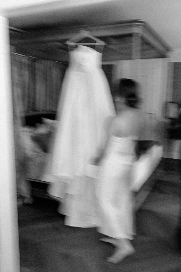 Eine Frau läuft in einem weissen Kleid zu ihrem Hochzeitskleid.