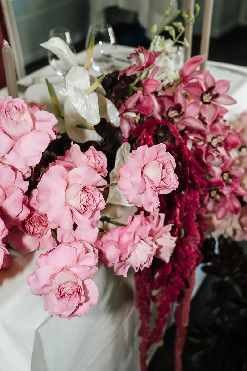 Ein Blumenarrangement aus pinken und weissen Blumen.