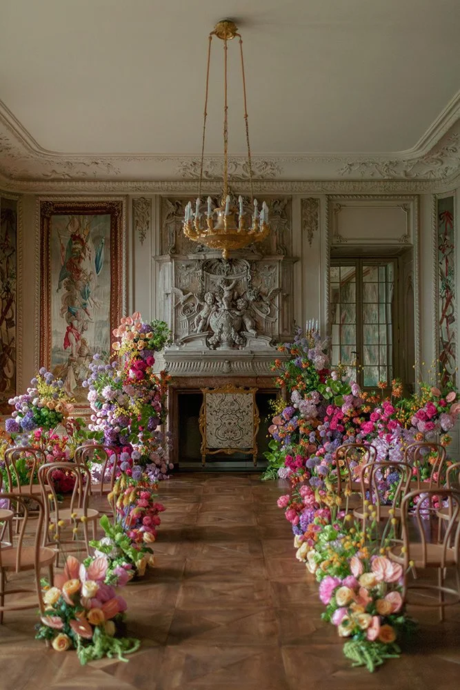 Ein grosser Raum ist gefüllt mit bunten Blumen.
