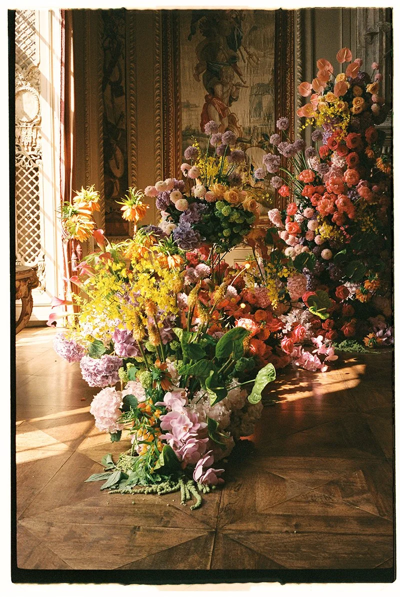 Ein Raum ist gefüllt mit vielen bunten Blumen in allen Farben.