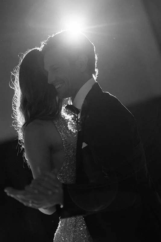 Ein Paar ist lachend am Tanzen.