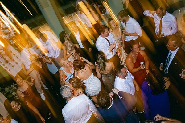 Ein Raum ist gefüllt mit Menschen die am Tanzen sind.