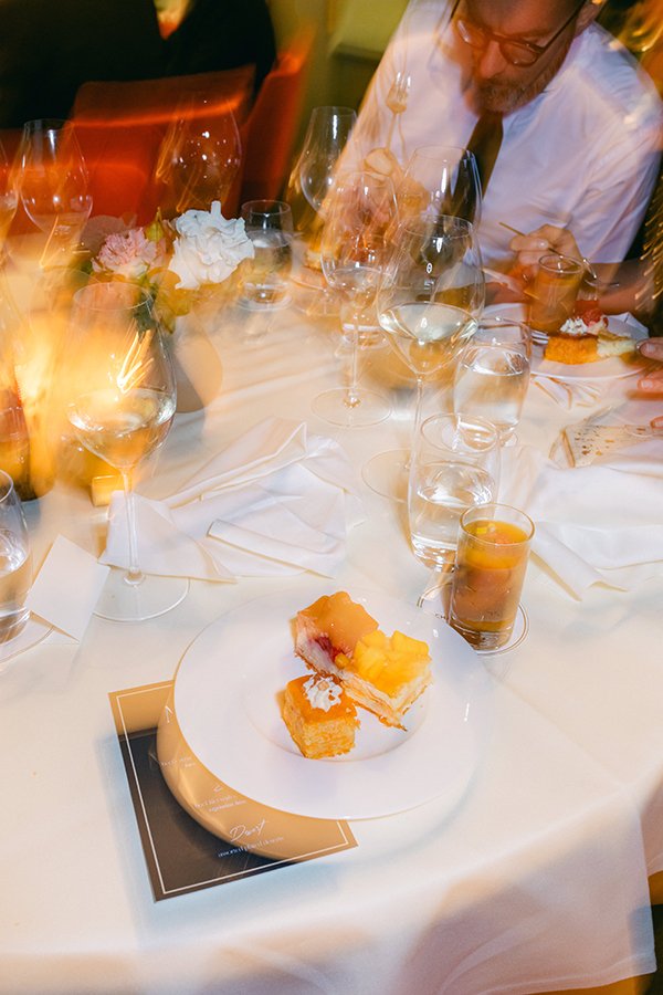 Ein unscharfes Bild von einem Tisch mit Gläsern und Tellern.