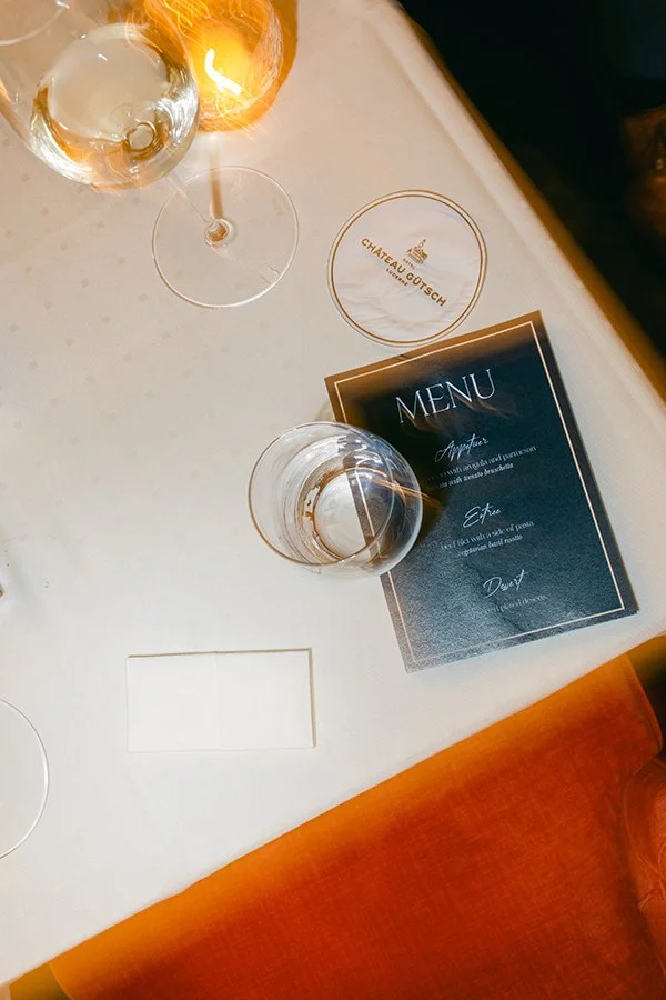 Ein Tisch von oben mit einer Menükarte und Gläsern.