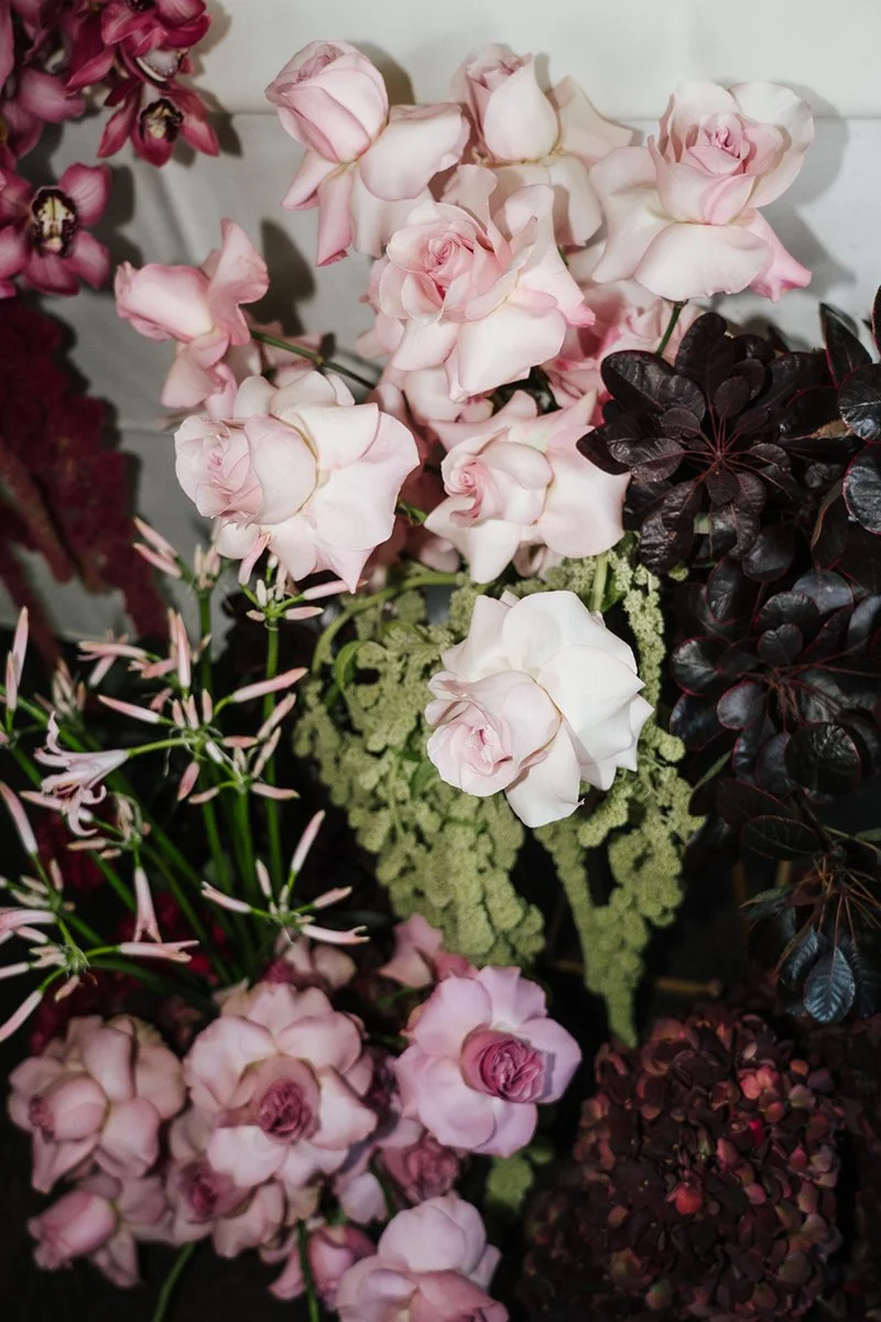 Verschiedene hellrosa Rosen und sonstige Blumen sind zu einem grossen Bouquet arrangiert.