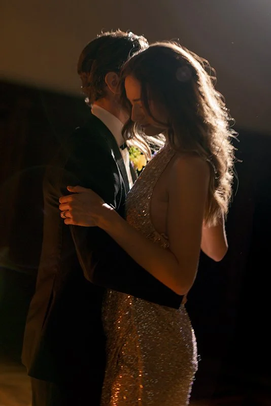 Ein Paar ist am tanzen in einem dunklen Raum.