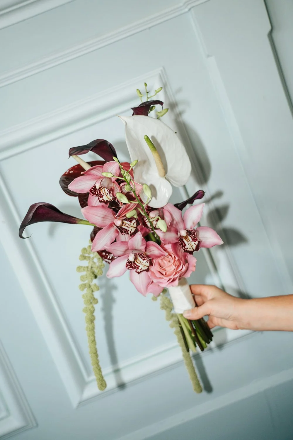 Ein Blumenbouquet aus verschiedenen exotischen pinken und weissen Blüten.