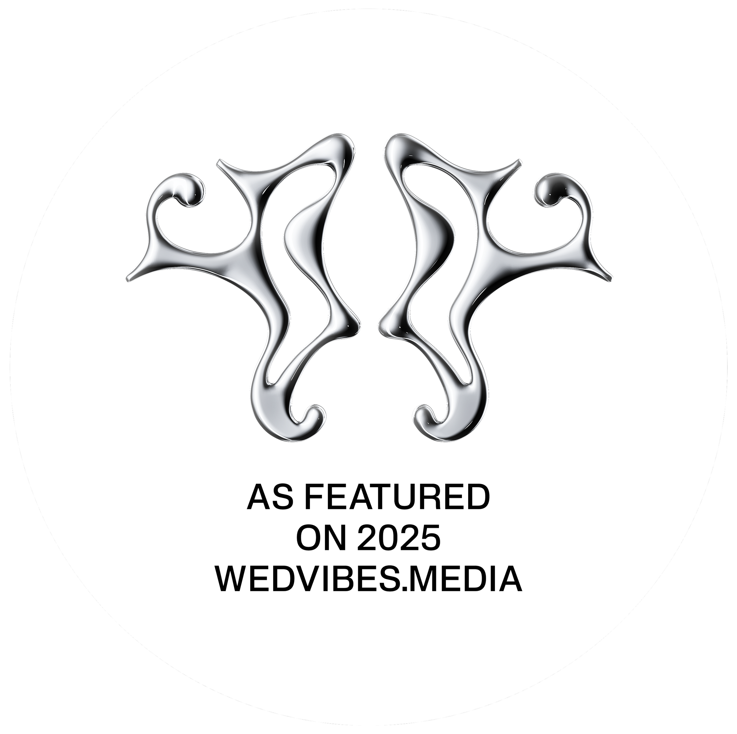 Ein silbernes Logo von Wedvibes auf einem weissen Hintergrund.