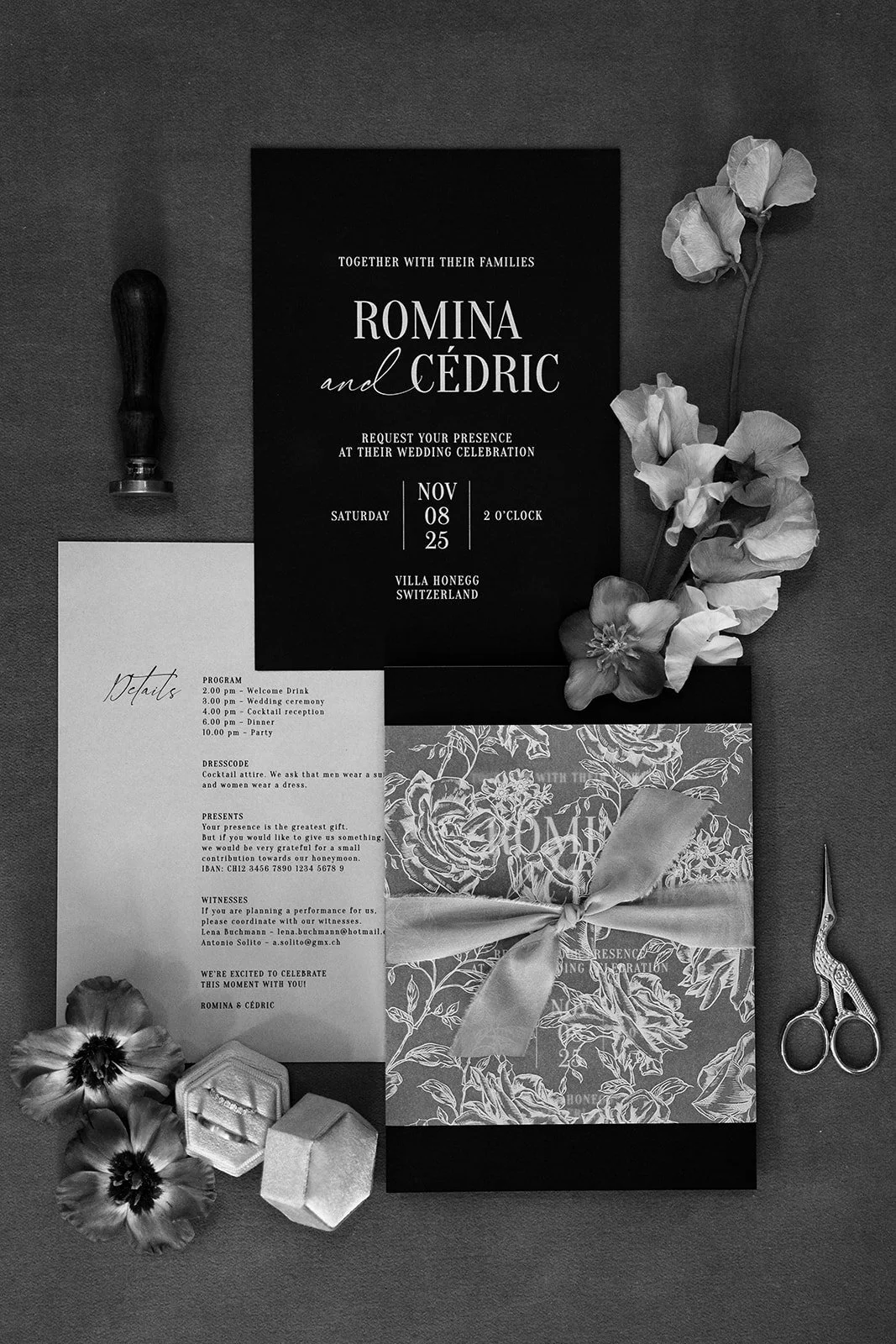 Hochzeits Einladung mit Blumen, Schneideschere, Hochzeitstorte und kleinen Geschenken in Schwarz-Weiß