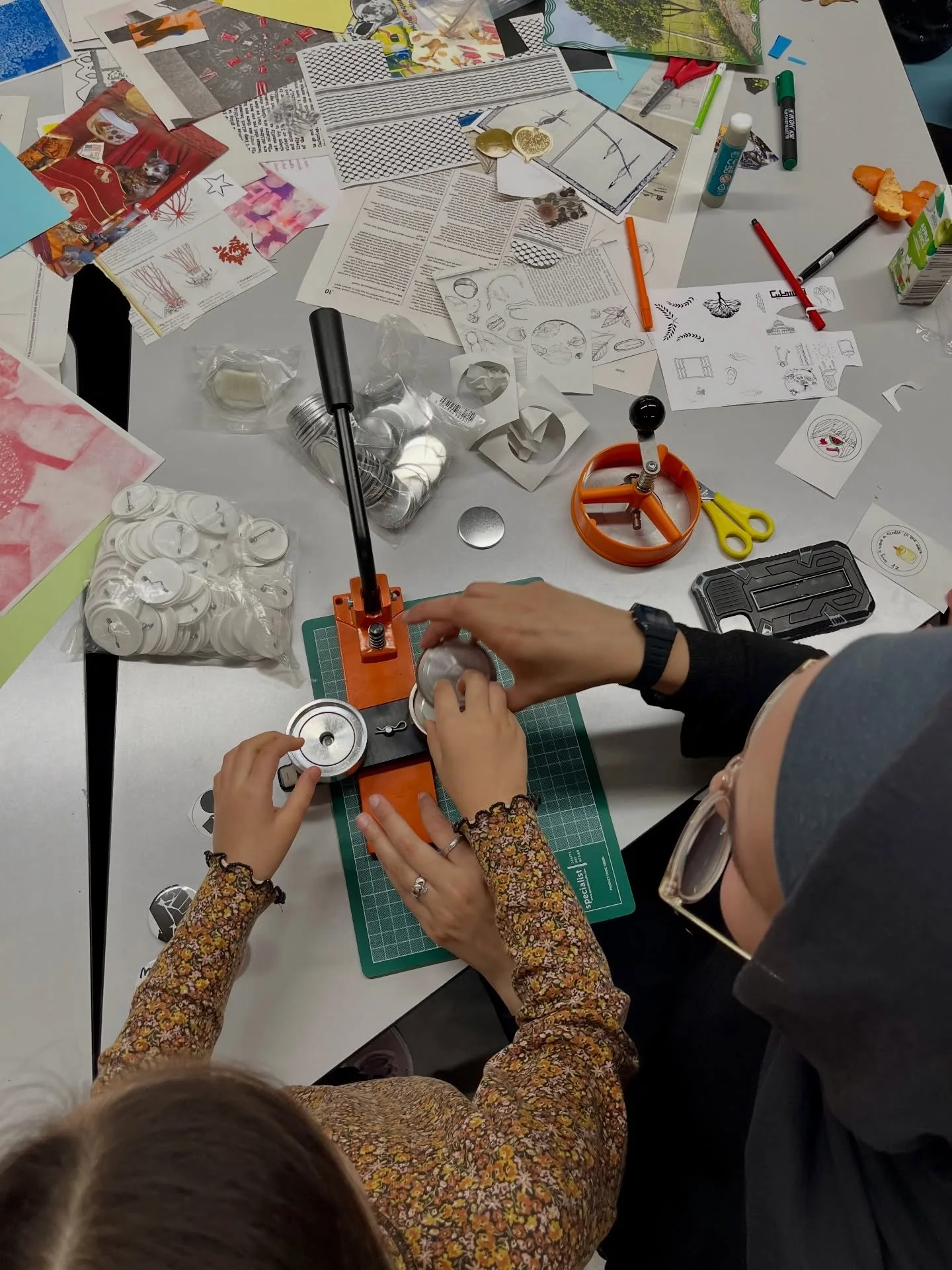 Last Sunday we came together in a creative workshop with Heiba from @rabbitsroadpress, @feryalawan and @letters4palestinianchildhoods 🎨✂️

Creating space for families to freely share ideas, creativity and solidarity feels especially important right 