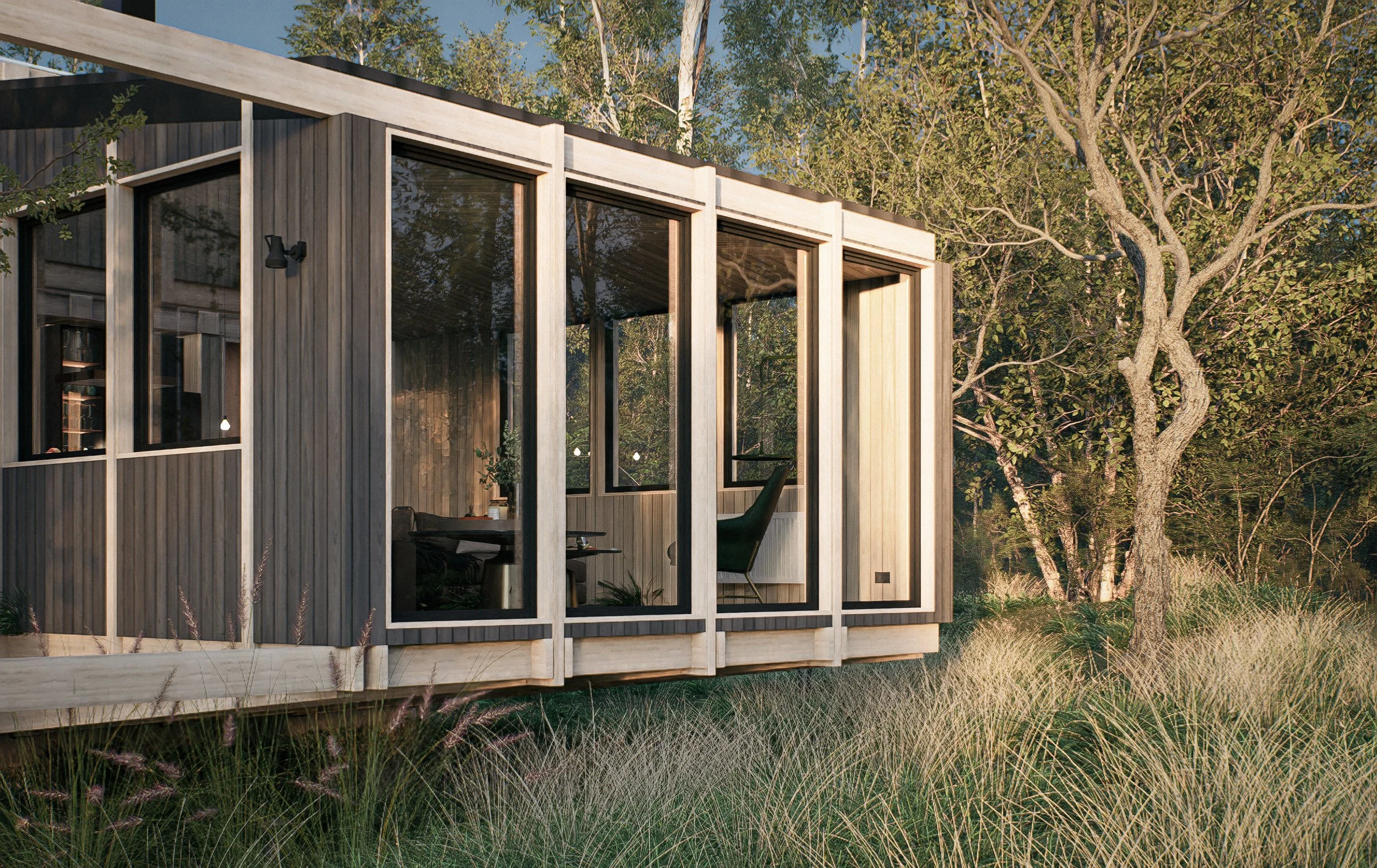 Casa moderna de madera con grandes ventanas en un entorno natural con árboles y césped alto.