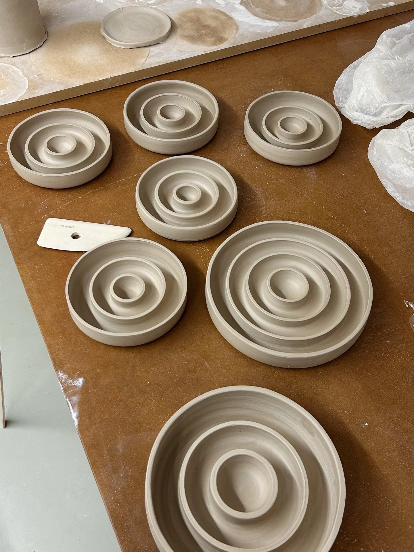 a messy good week on the wheel:
throwing, forming and trimming in best company!

and a first glimpse of my new product, designed for a very special audience 🐾 more on that coming soon!