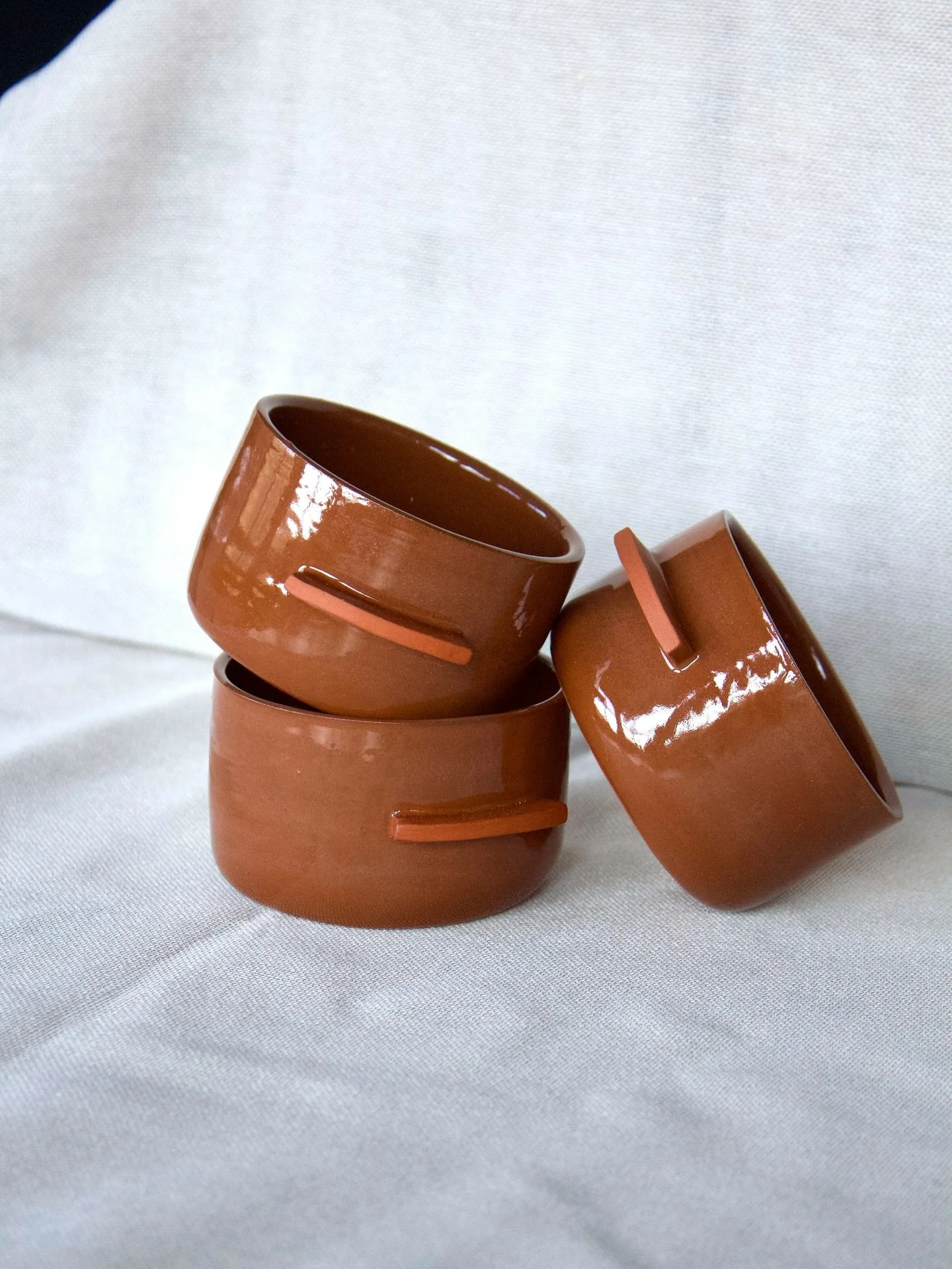 Meine Handhug Cups 🧡

Weil ich kein Fan von klassischen Henkeln bin, wollte ich f&uuml;r diese Tassen etwas Besonderes schaffen. Die kleine St&uuml;tze gibt das vertraute Hug-Mug-Gef&uuml;hl, ist aber gleichzeitig ein h&uuml;bsches, dezentes Detail 