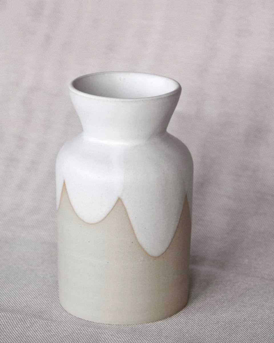 Manchmal h&auml;lt er Wein, manchmal Wasser und ab und zu auch Blumen 🍇