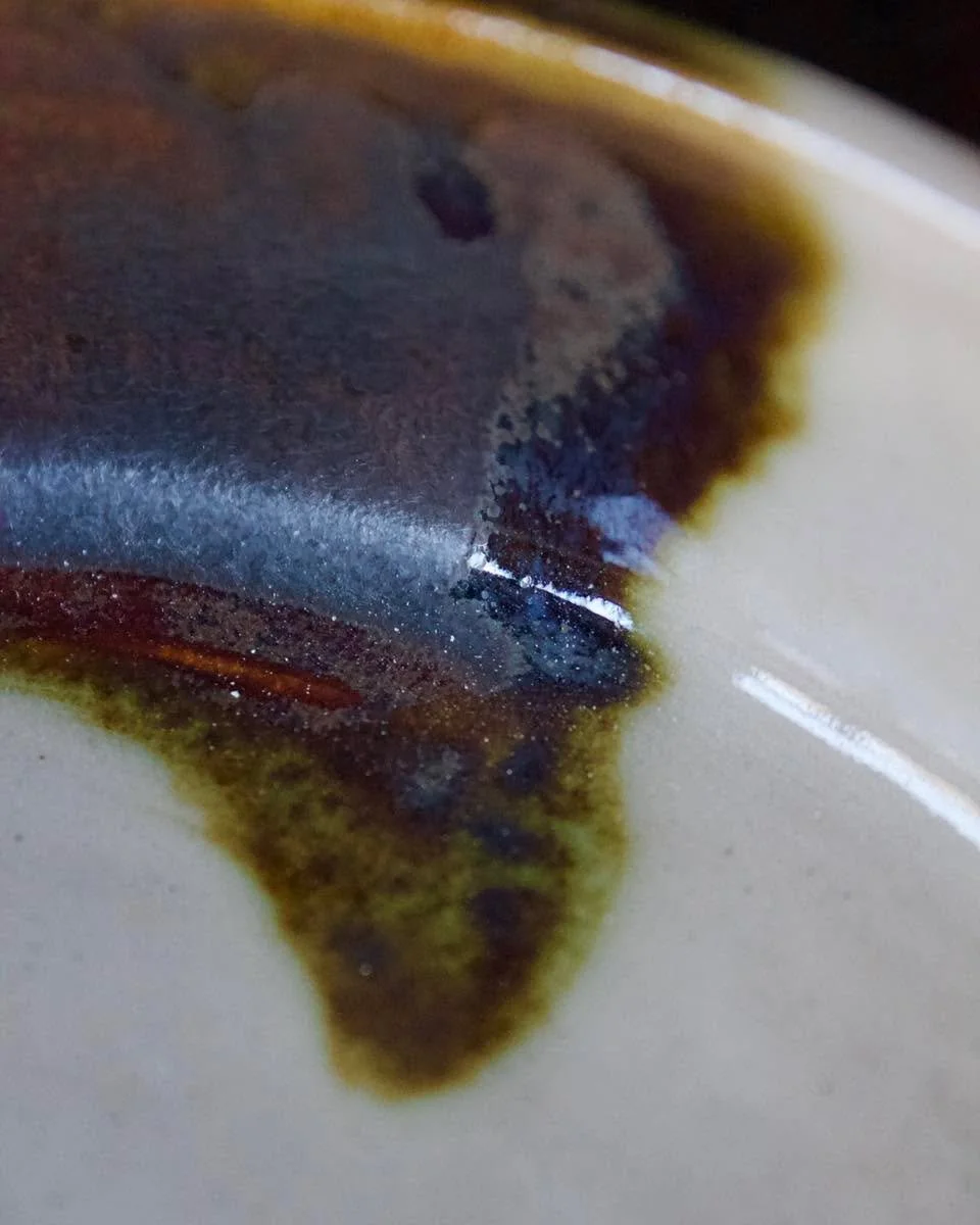 Ein Glasur-Experiment, das mich sehr happy macht: ein Spiel aus verschwommenen Farbt&ouml;nen, gl&auml;nzenden Tiefen und matten Momenten 😮&zwj;💨