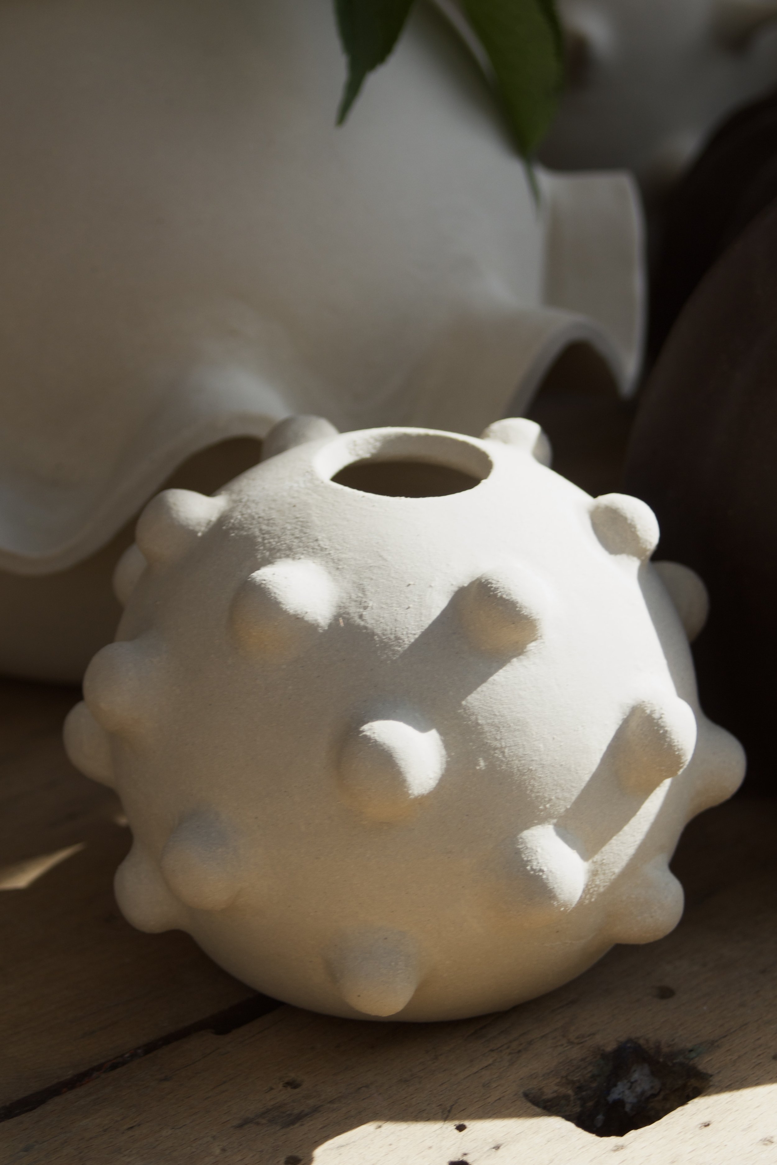 Dotted Vase dekoriert mit anderen Vasen / STUDIO LENA