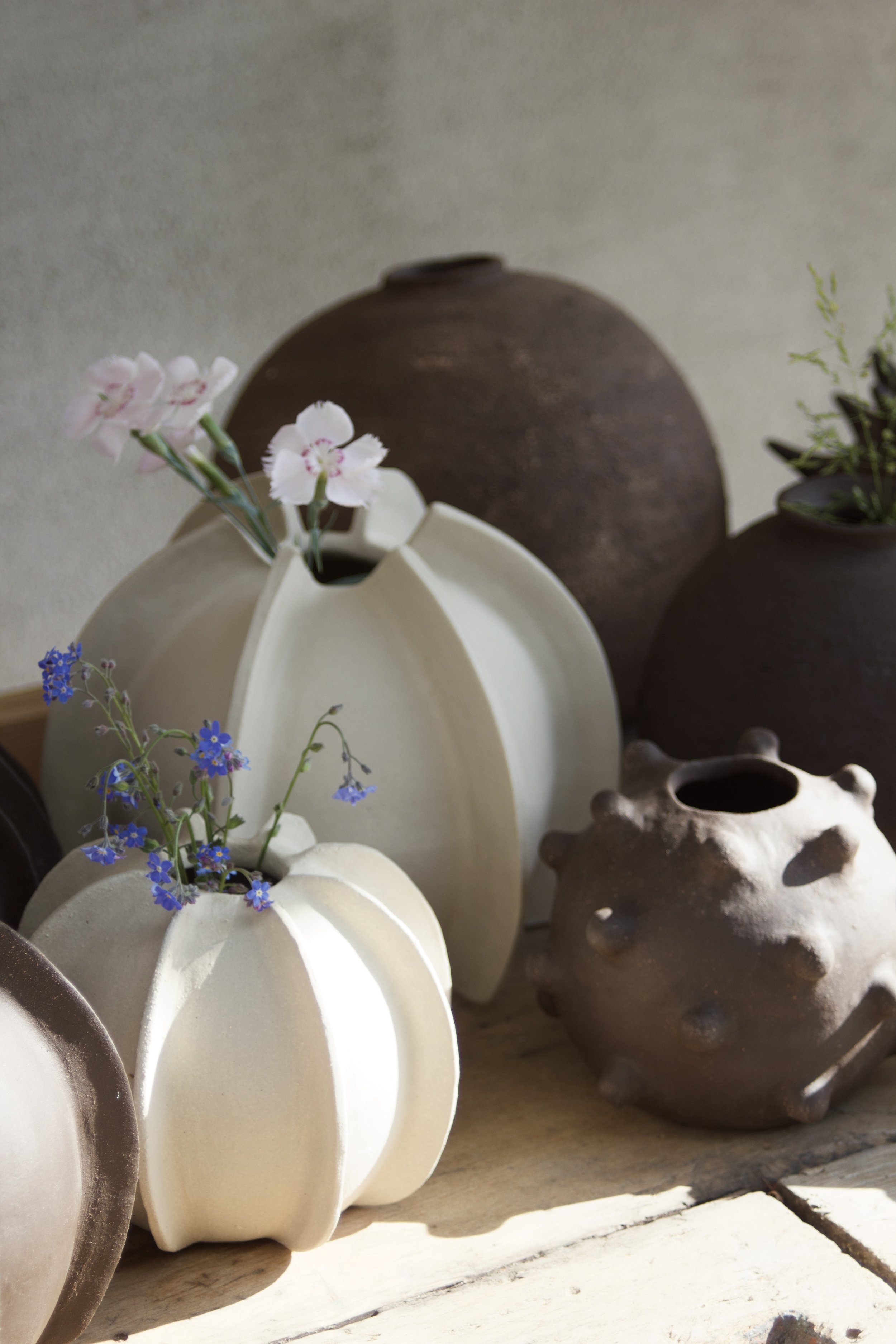 Torn Vase im Arrangement mit anderen Vasenmodellen