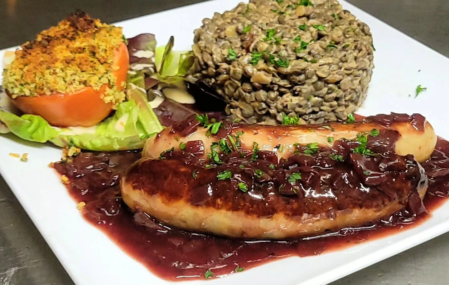 Plat du jour au Johnny&rsquo;s Kitchen.

Voil&agrave; la cr&eacute;ation de notre cher chef Vitalij aujourd'hui ;

Saucisses de Toulouse aux Lentilles Tradition (France)

N'oubliez pas que demain c'est son fameux ;

Blanquette de Veau Fa&ccedil;on M&