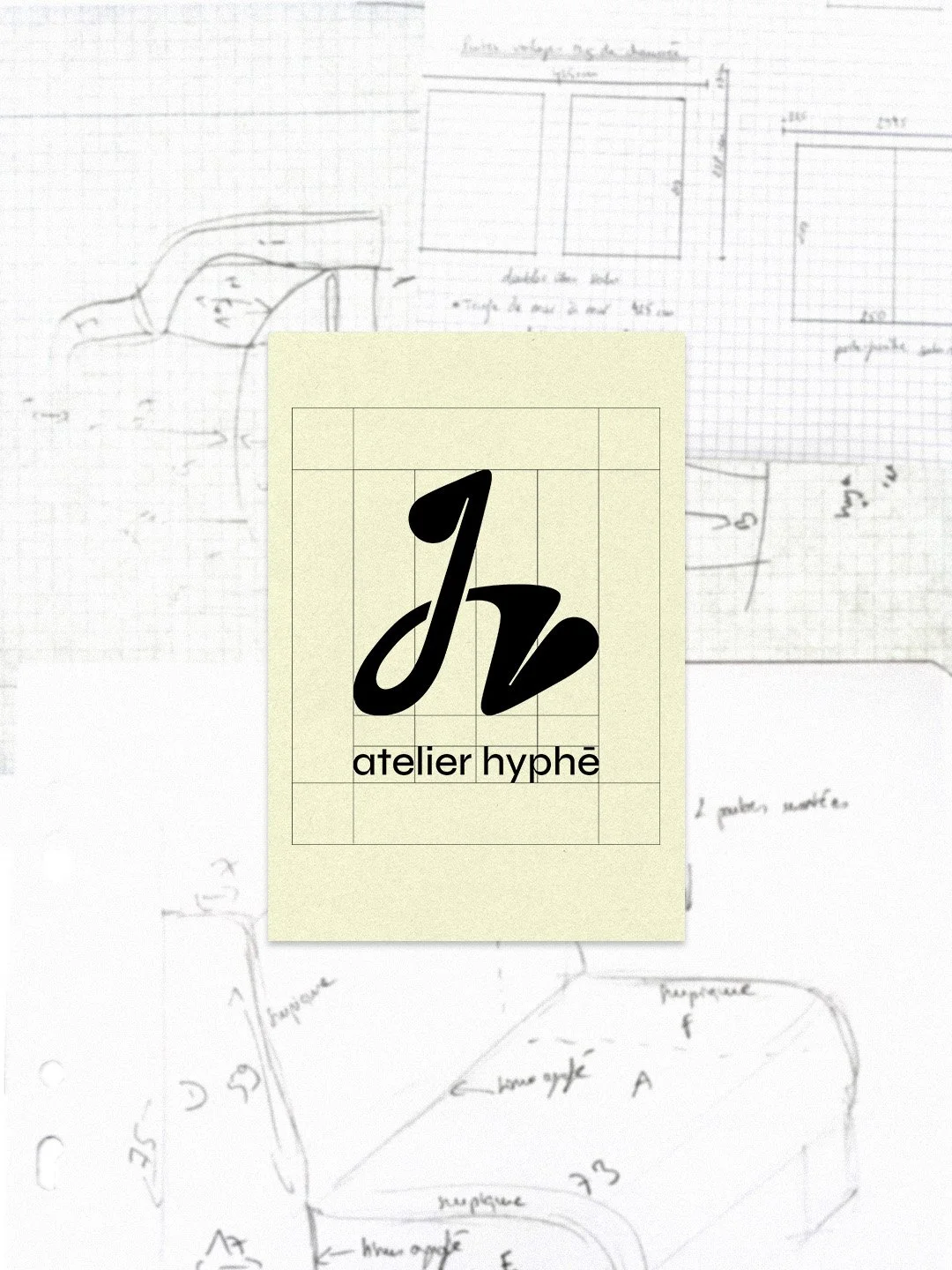 Logo de l'atelier hyphé avec le texte en cursive noir et le nom en dessous, sur fond beige, sur un croquis ou dessin technique en arrière-plan.