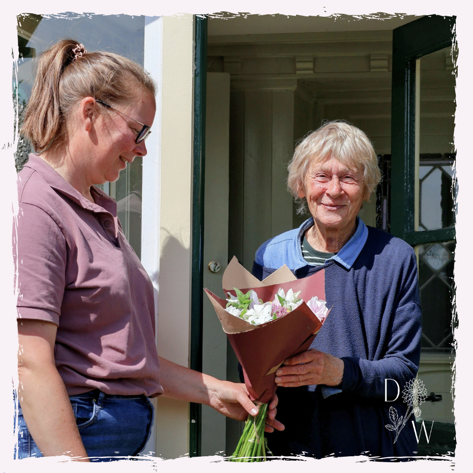 Hati The Dahlia Wood fresh flower subcription