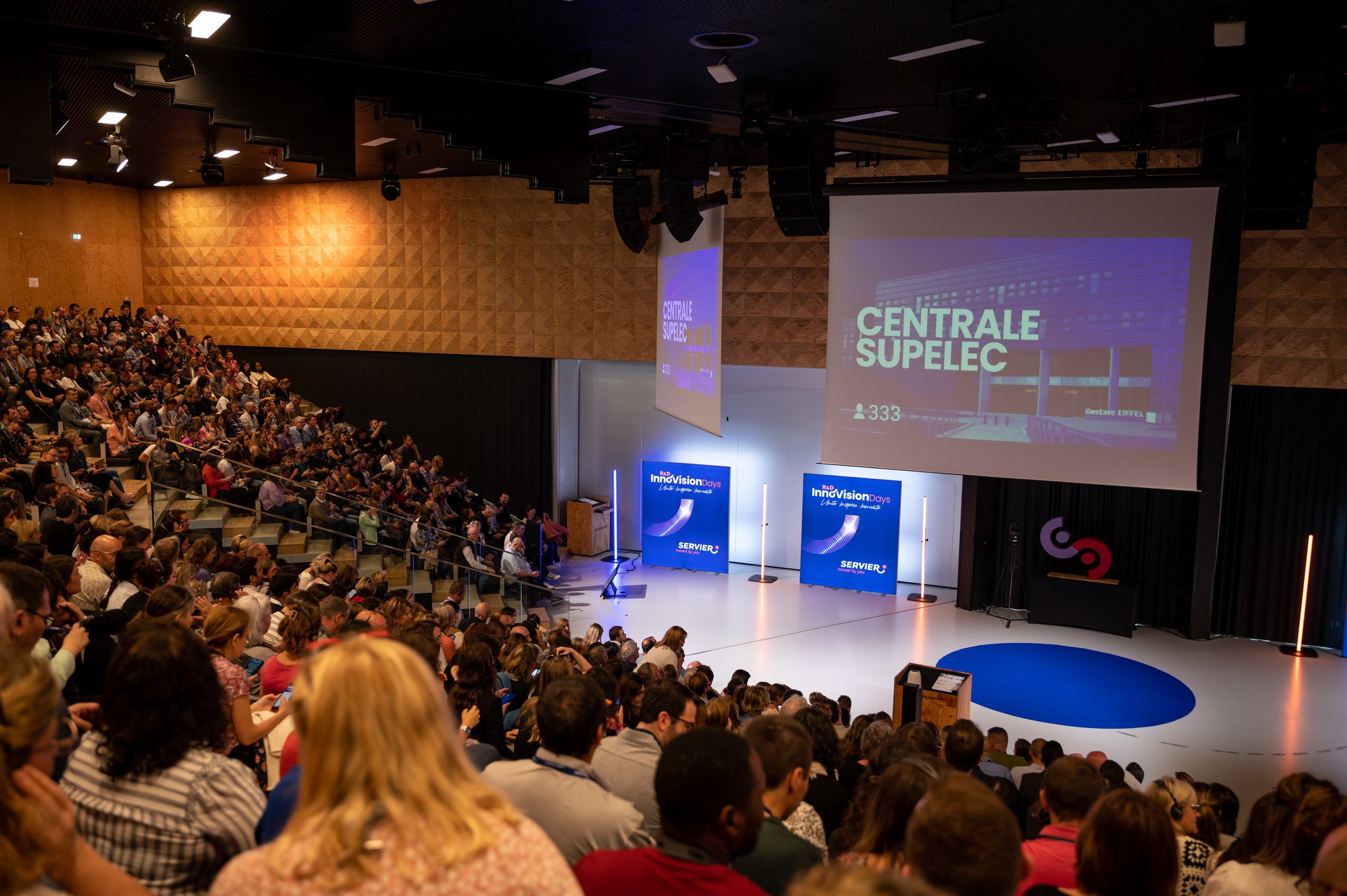 Large audience in a lecture hall with a presentation at Centrale Supelec during InnoVision Days event.