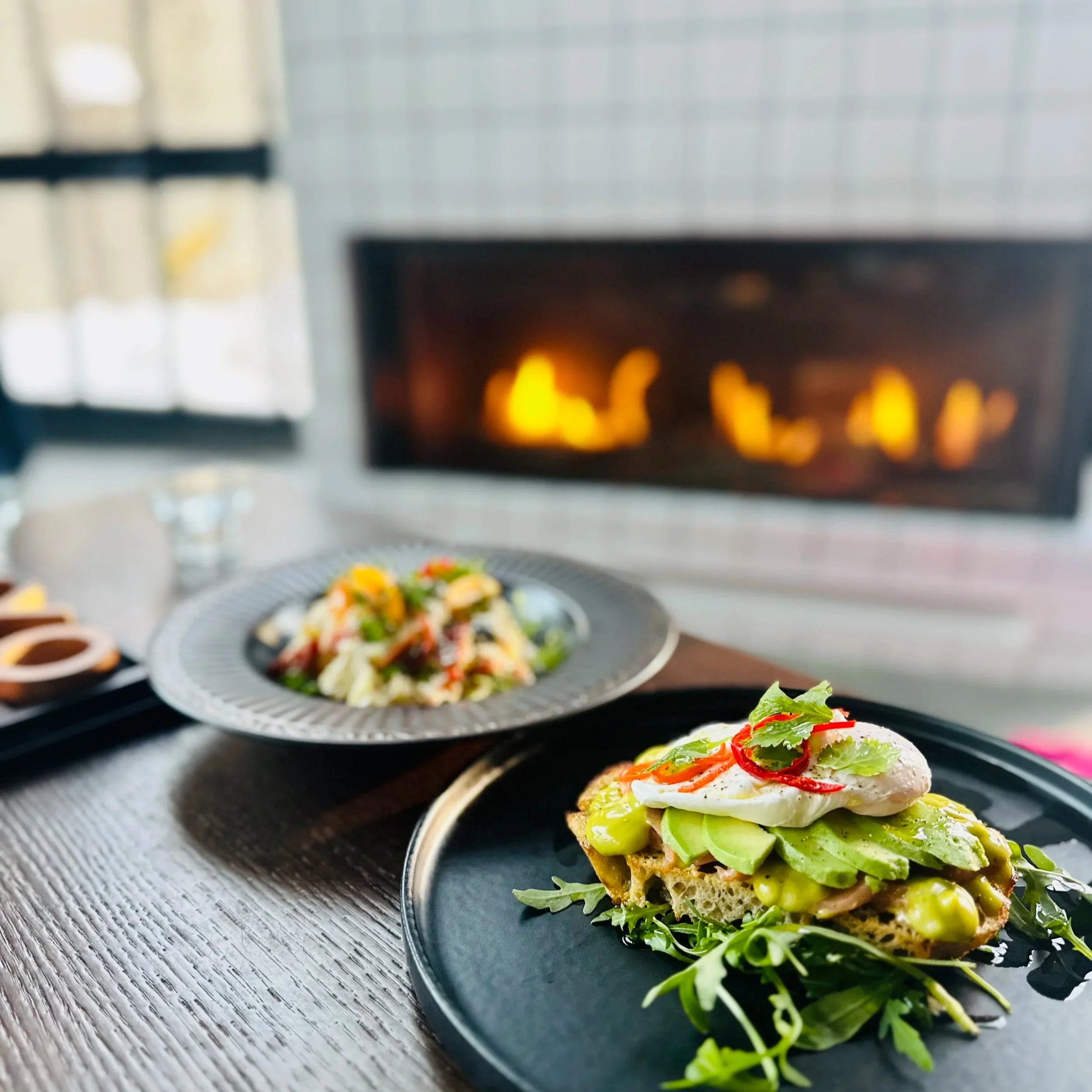 Imemaitsev võileib lõhe, avokaado, tšilli ja munaga