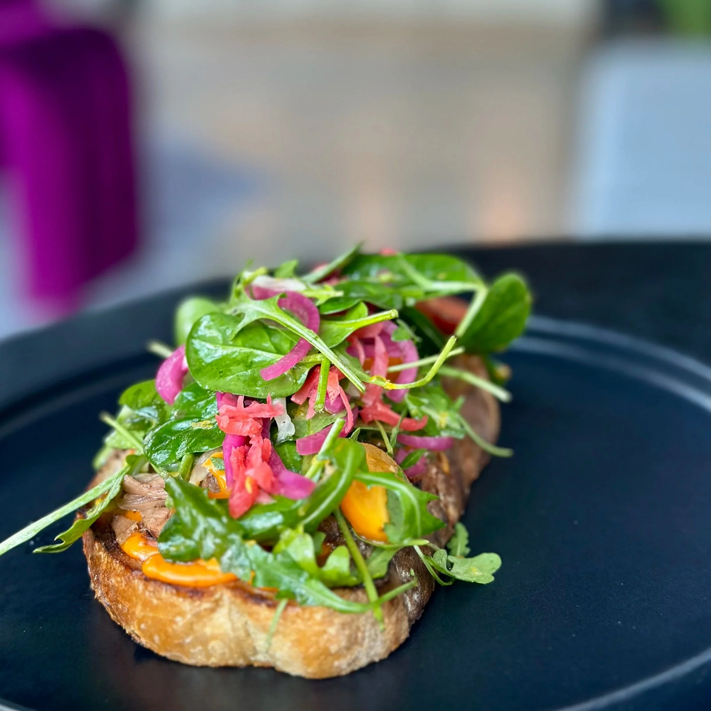 Rebitud kanaga võileib hapitaigna saial