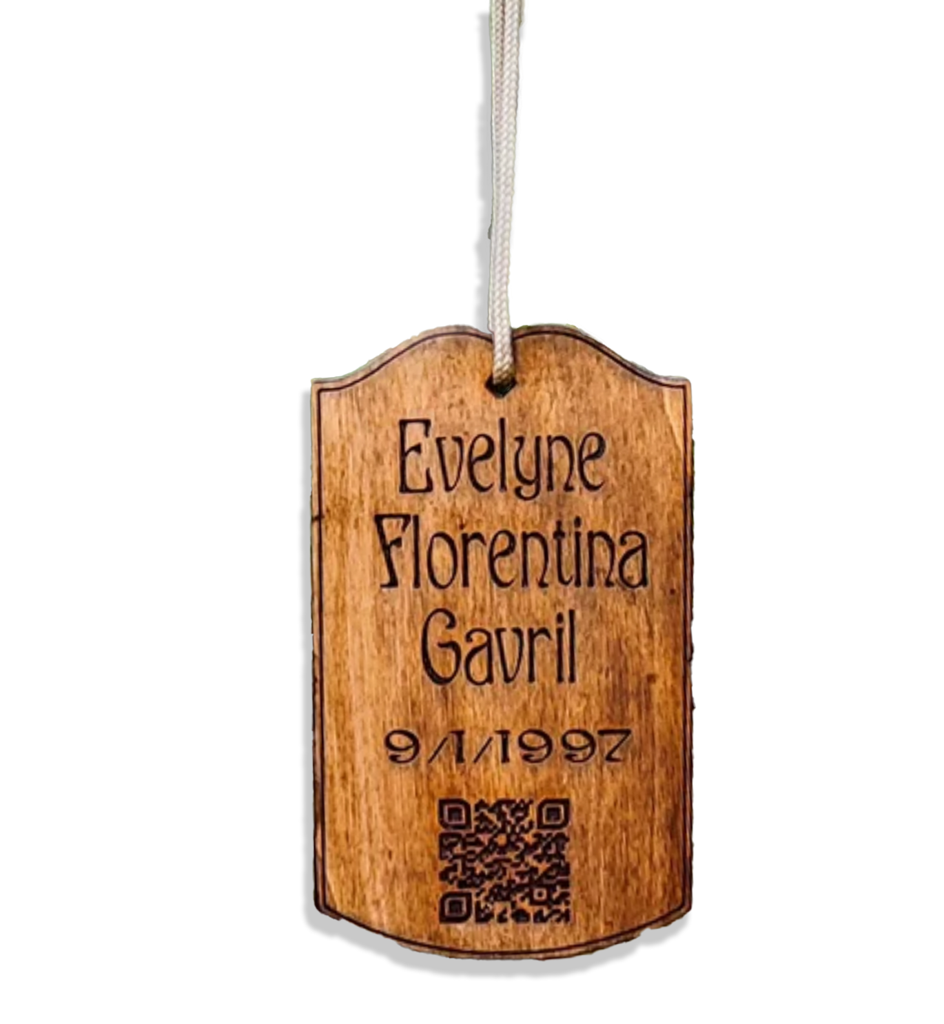 Fermaporte in legno con nome Evelyne Florentia Gavril e data 9/11/1997, con codice QR e sfondo nero.